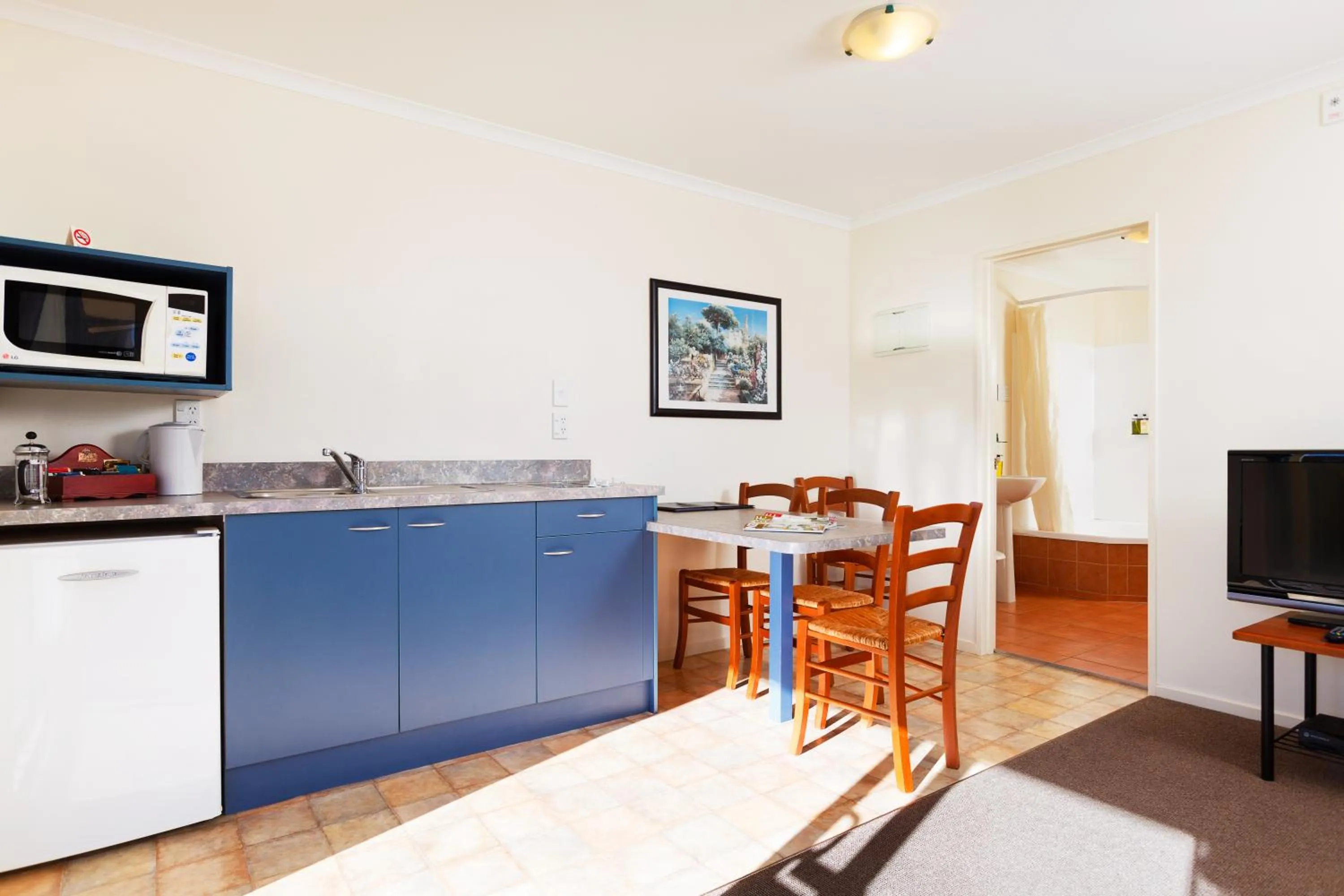 Kitchen or kitchenette in Elliotts Kapiti Coast Motor Lodge