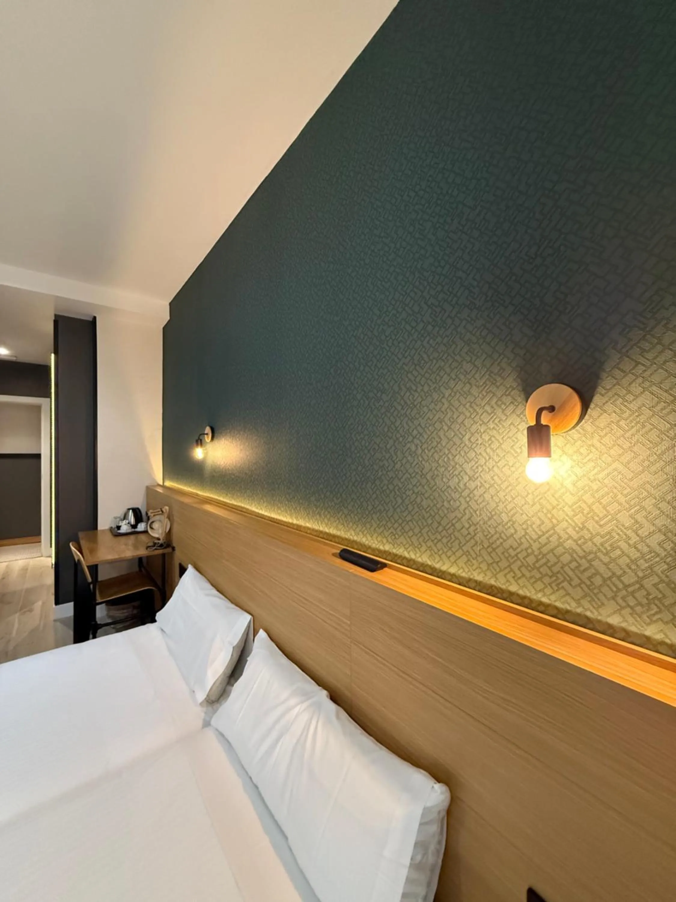 Photo of the whole room, Bed in CC Malasaña