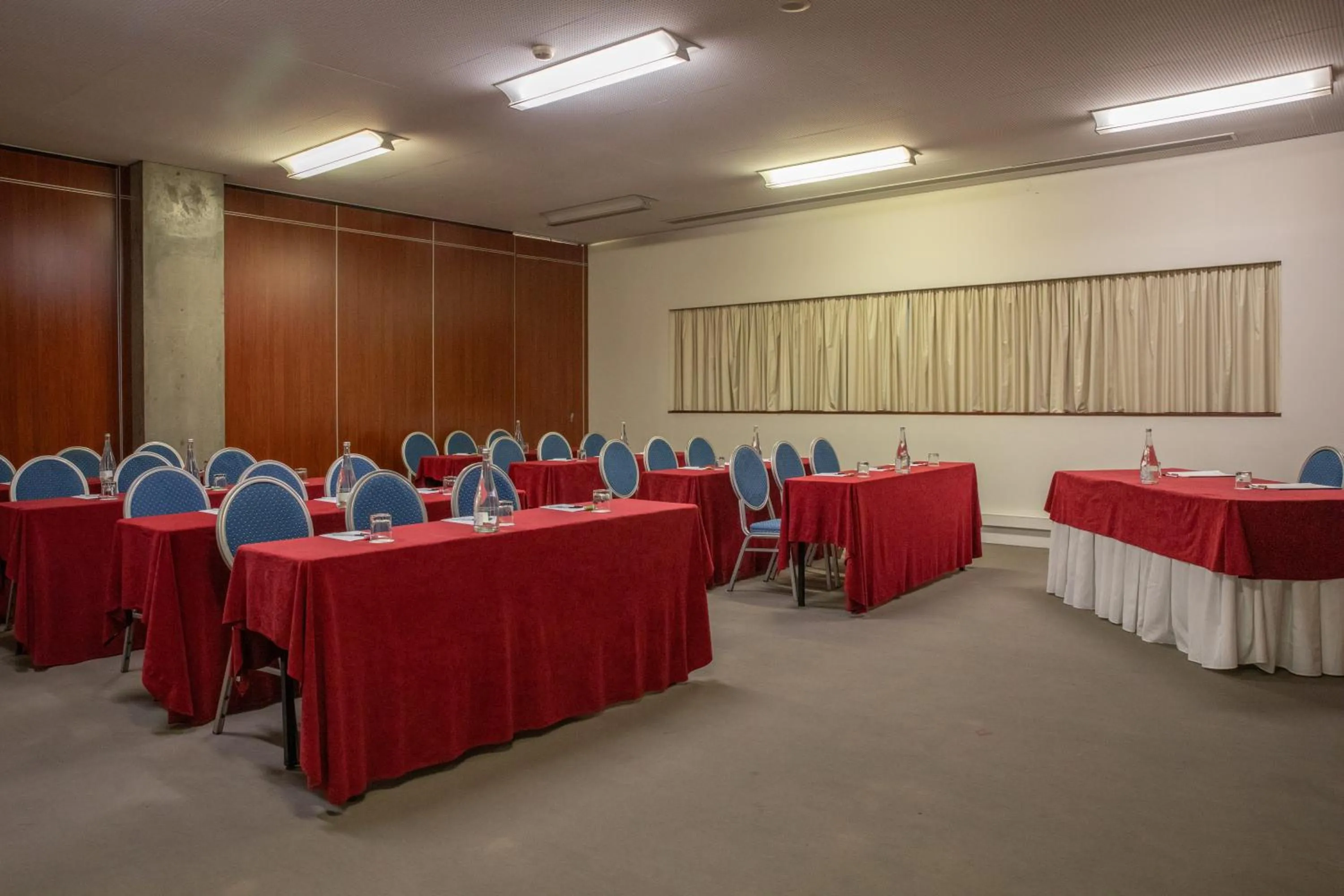 Meeting/conference room in VIP Executive Arts Hotel