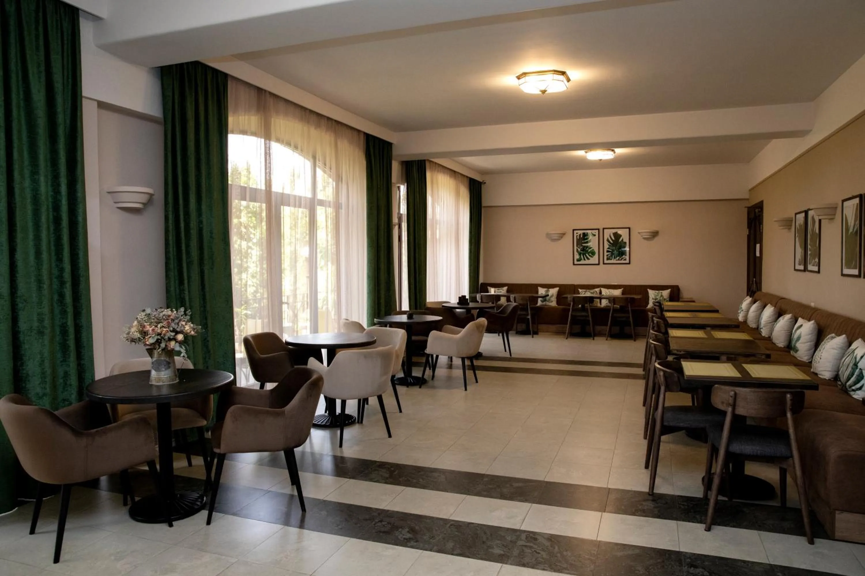 Restaurant/places to eat in Olympia Garden Hotel