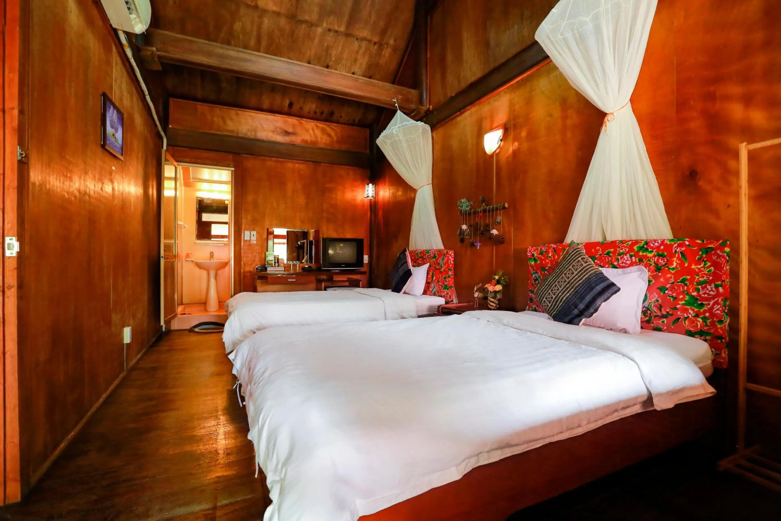 Bed in Cat Ba Eco Lodge