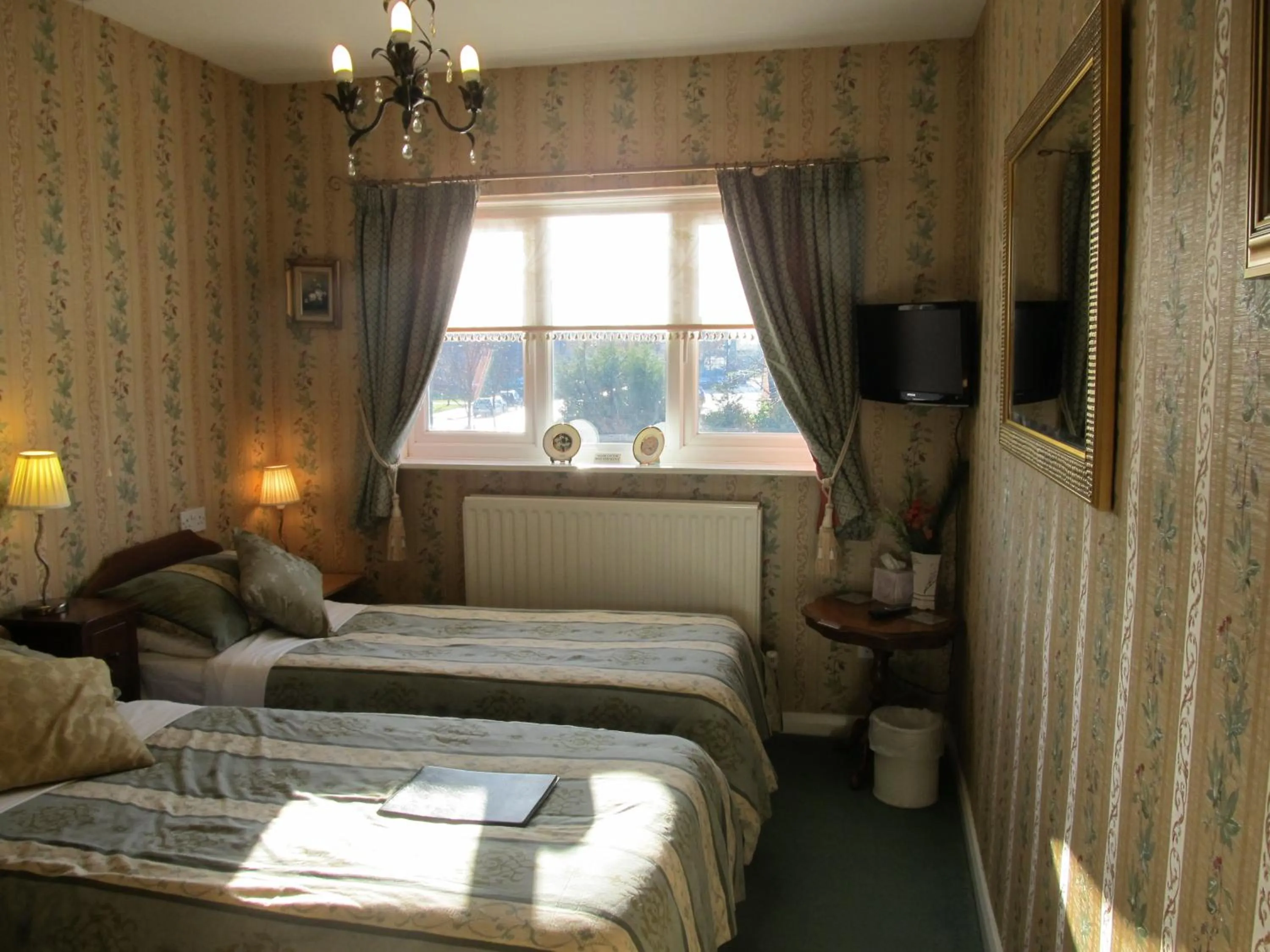 Photo of the whole room, Bed in Moonraker House