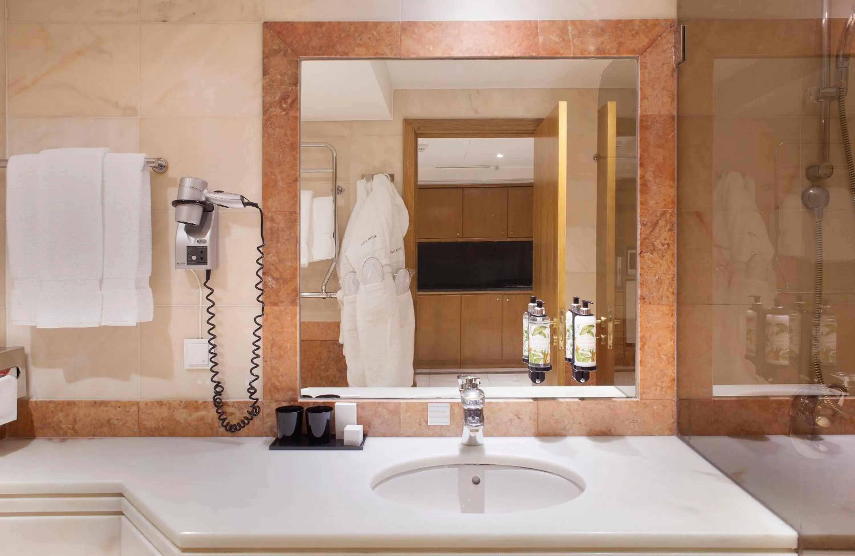 Toilet in Altis Suites Apartamentos Turísticos