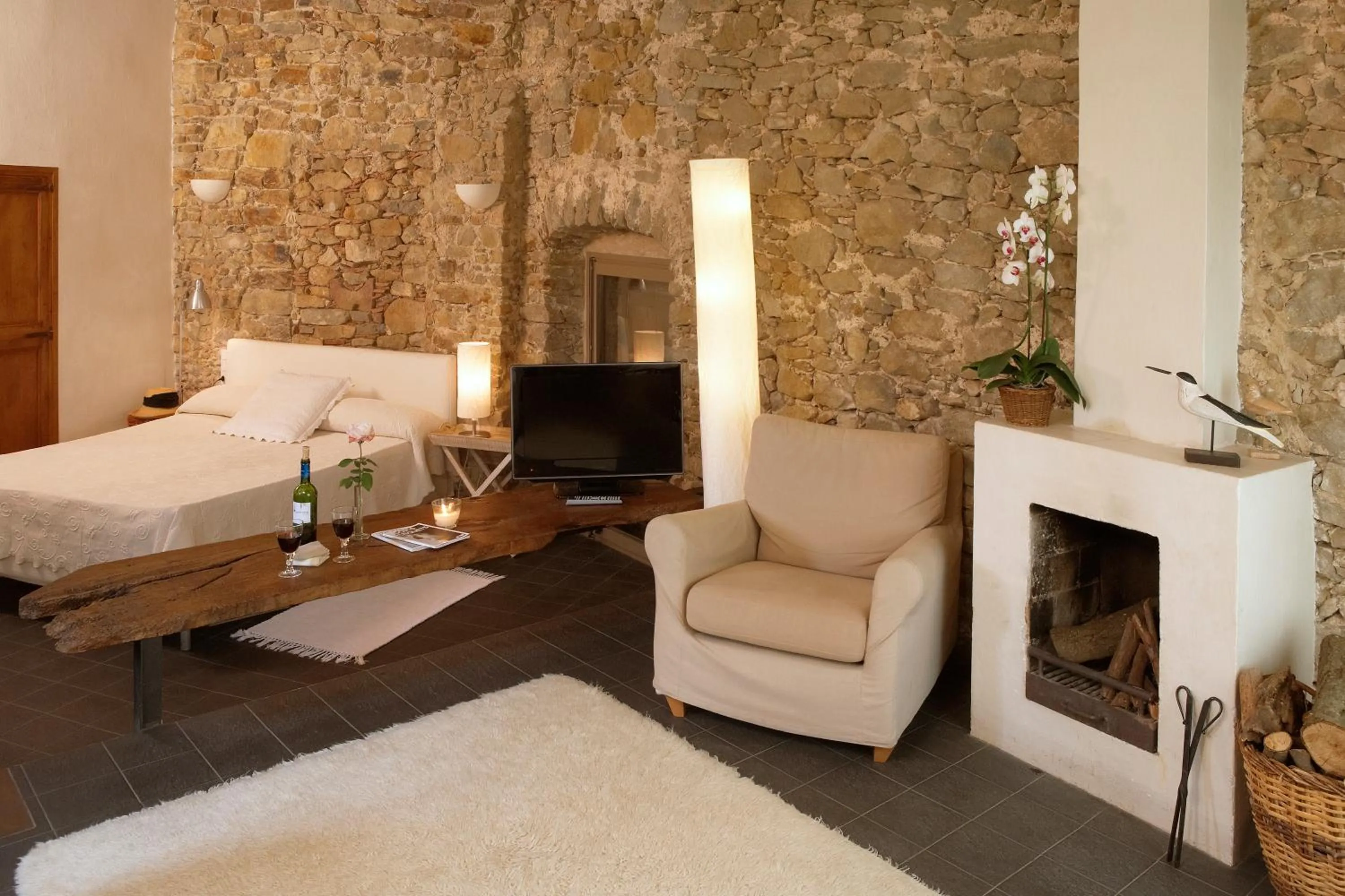 Photo of the whole room, Bed in Hotel la Plaça Madremanya