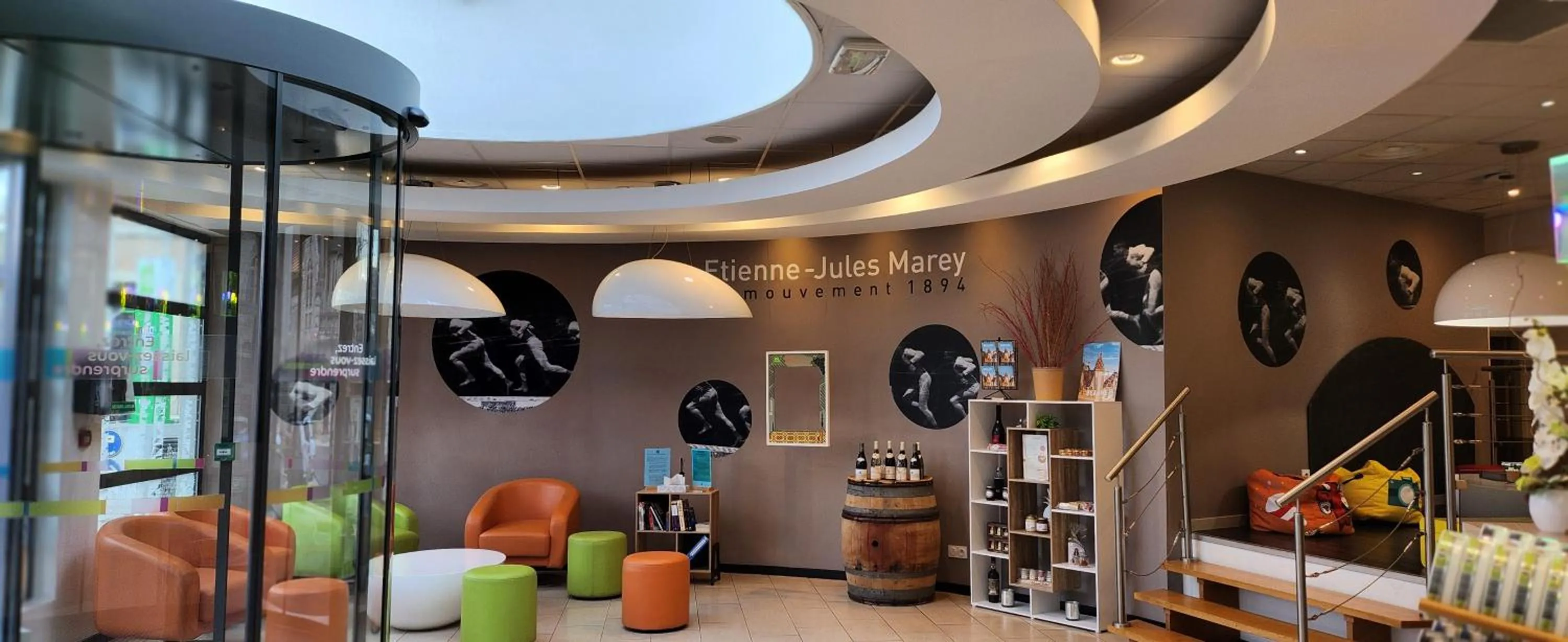 Lobby or reception in ibis Styles Beaune Centre