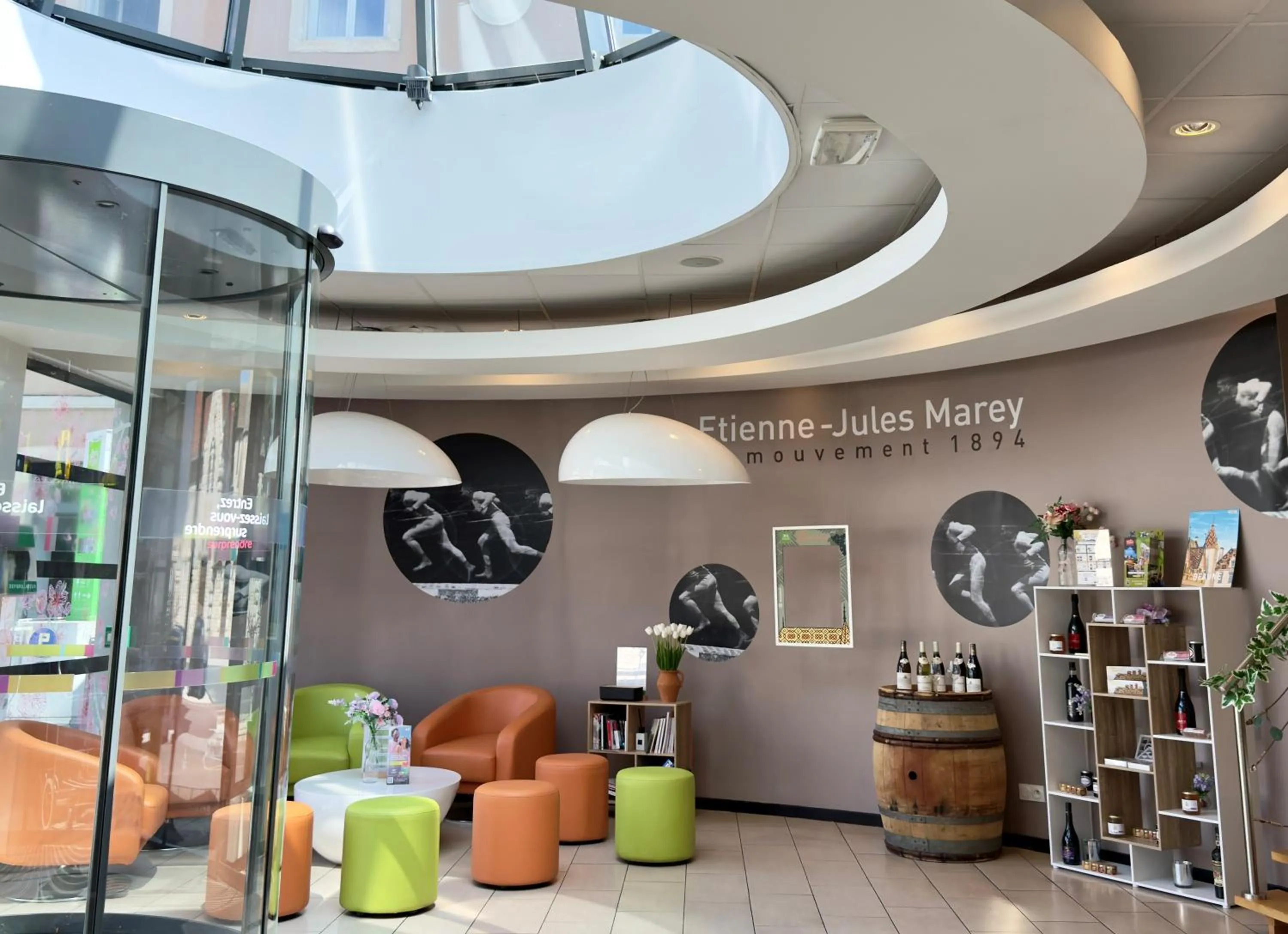 Lobby or reception in ibis Styles Beaune Centre