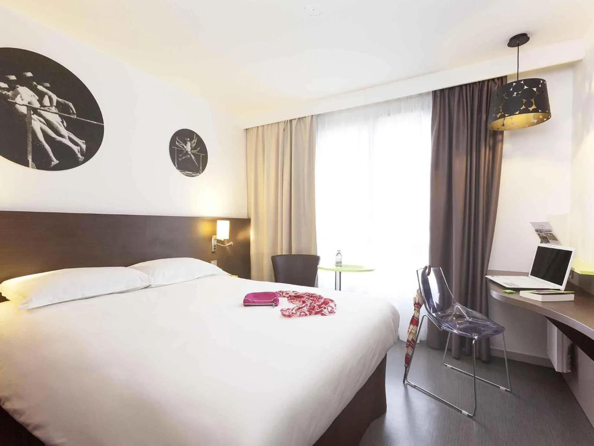Bedroom, Bed in ibis Styles Beaune Centre