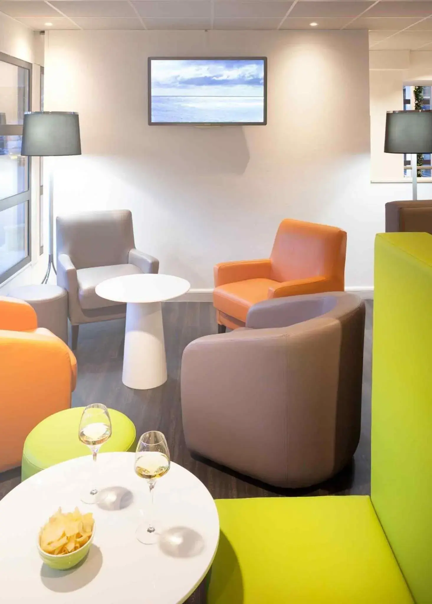 Lounge or bar in ibis Styles Beaune Centre Lounge or bar in ibis Styles Beaune Centre