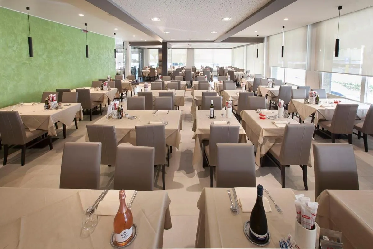 Restaurant/places to eat in Hotel Derby S