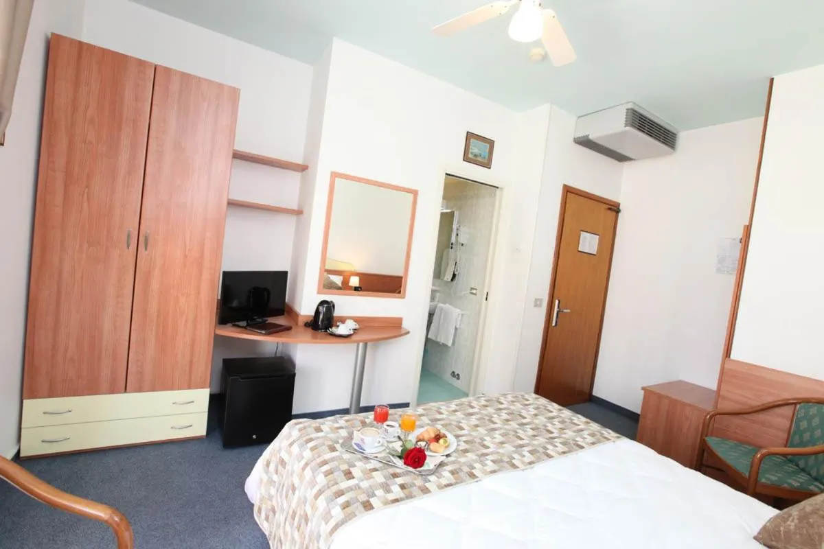 Bed in Hotel Derby S