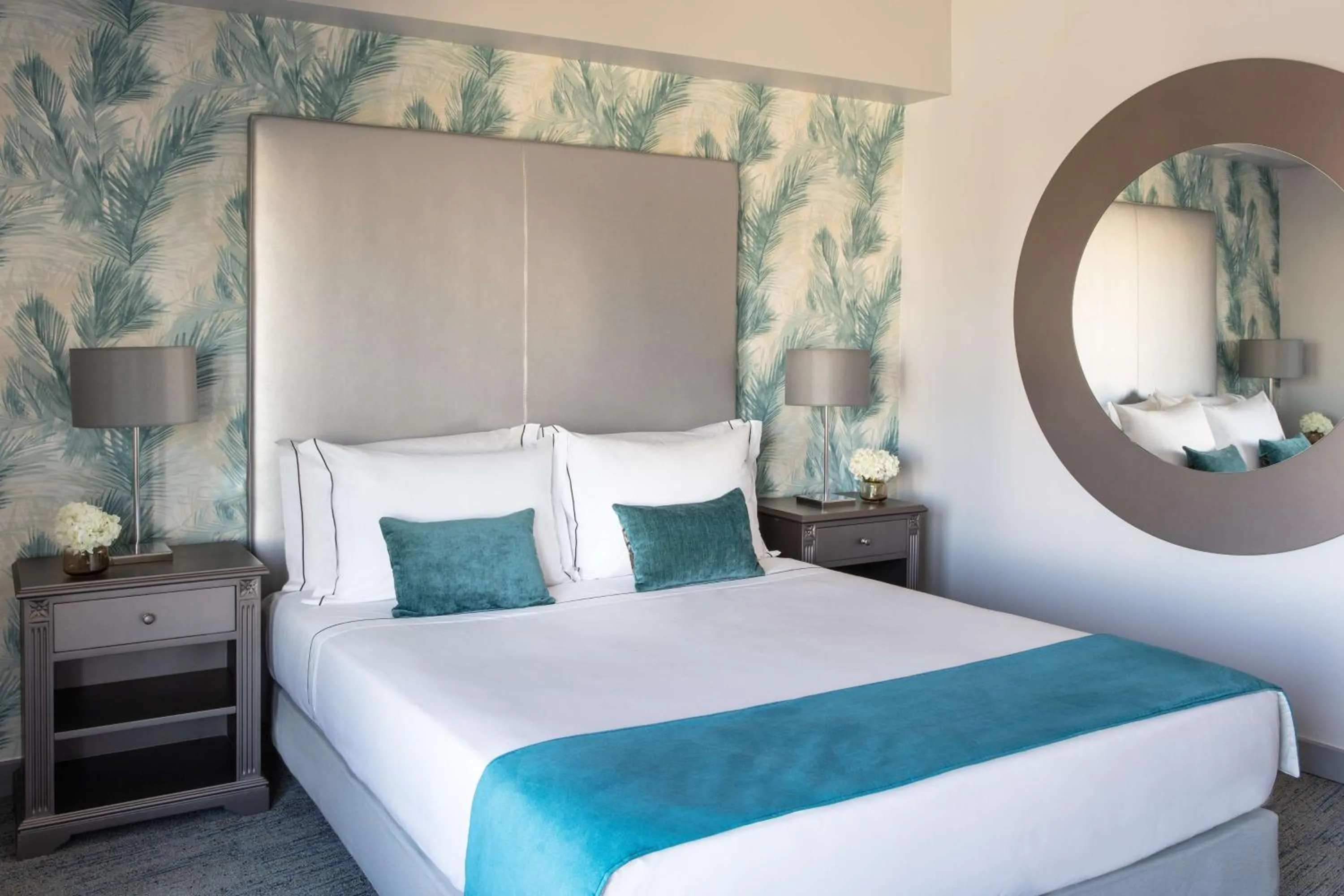 Photo of the whole room, Bed in Tivoli Oriente Lisboa Hotel