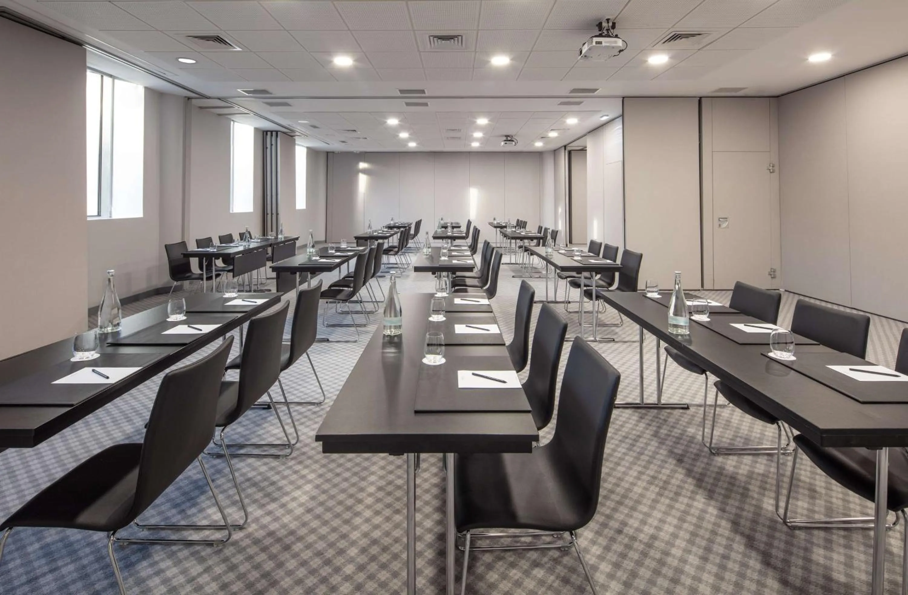 Meeting/conference room in Tivoli Oriente Lisboa Hotel