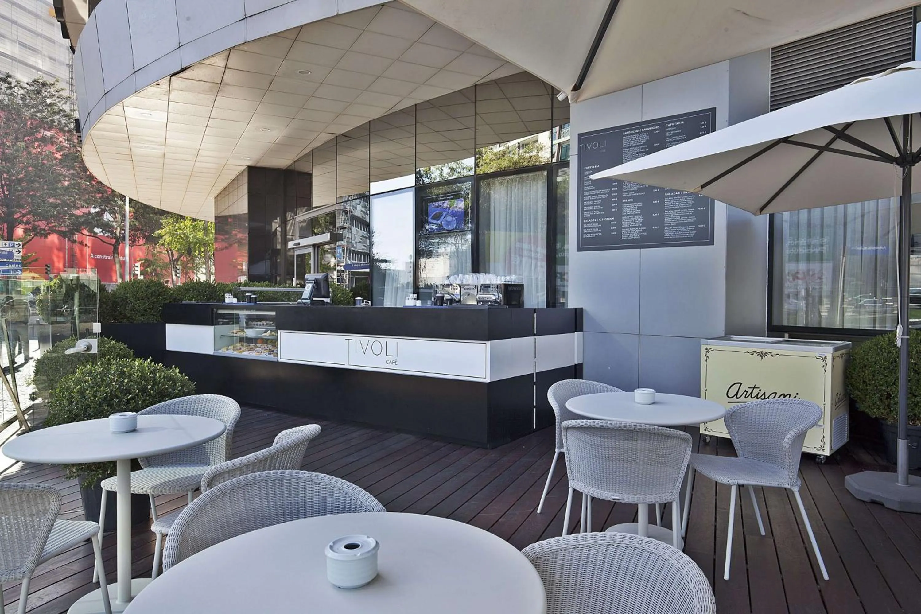 Lounge or bar in Tivoli Oriente Lisboa Hotel