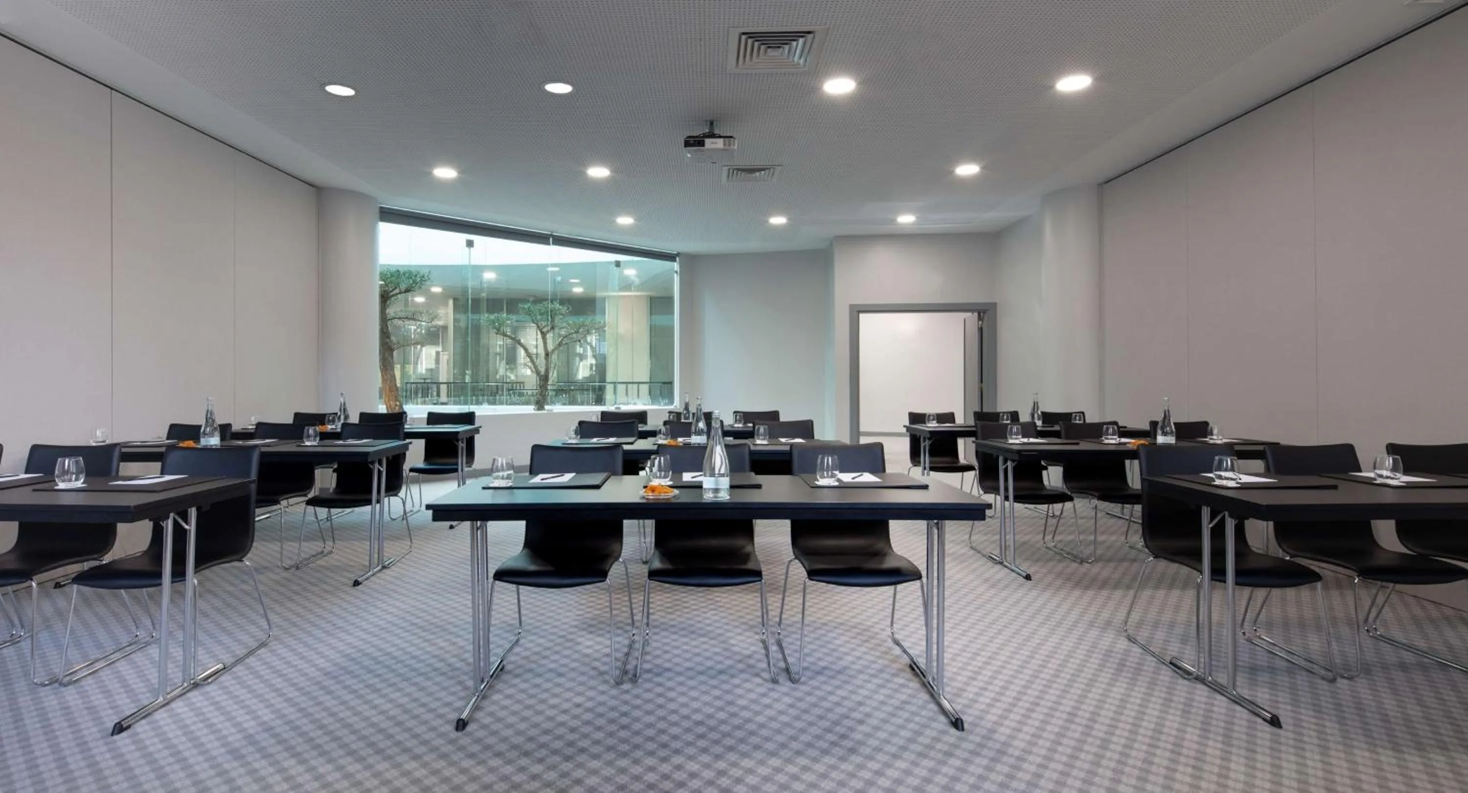 Meeting/conference room in Tivoli Oriente Lisboa Hotel