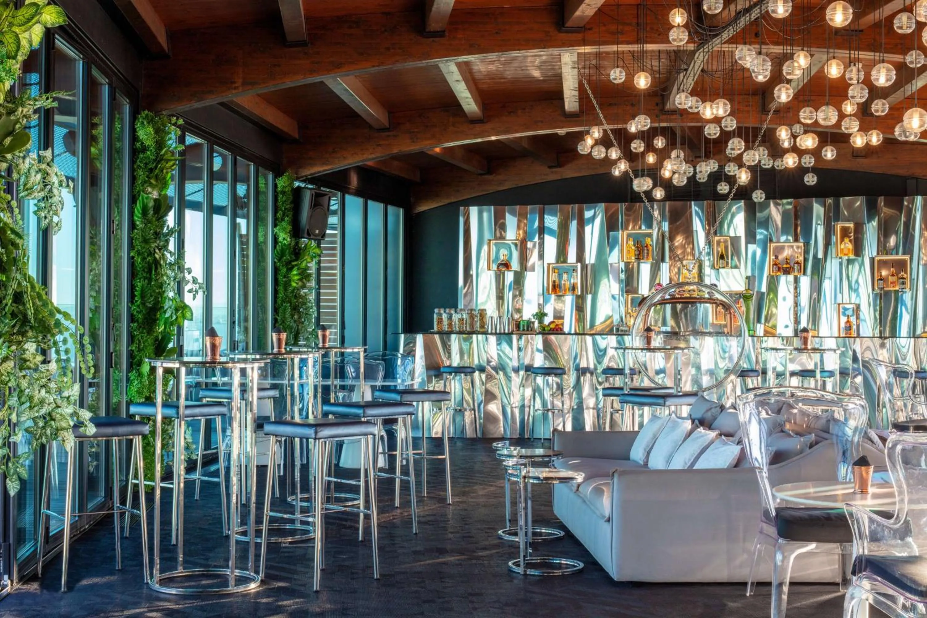 Lounge or bar in Tivoli Oriente Lisboa Hotel