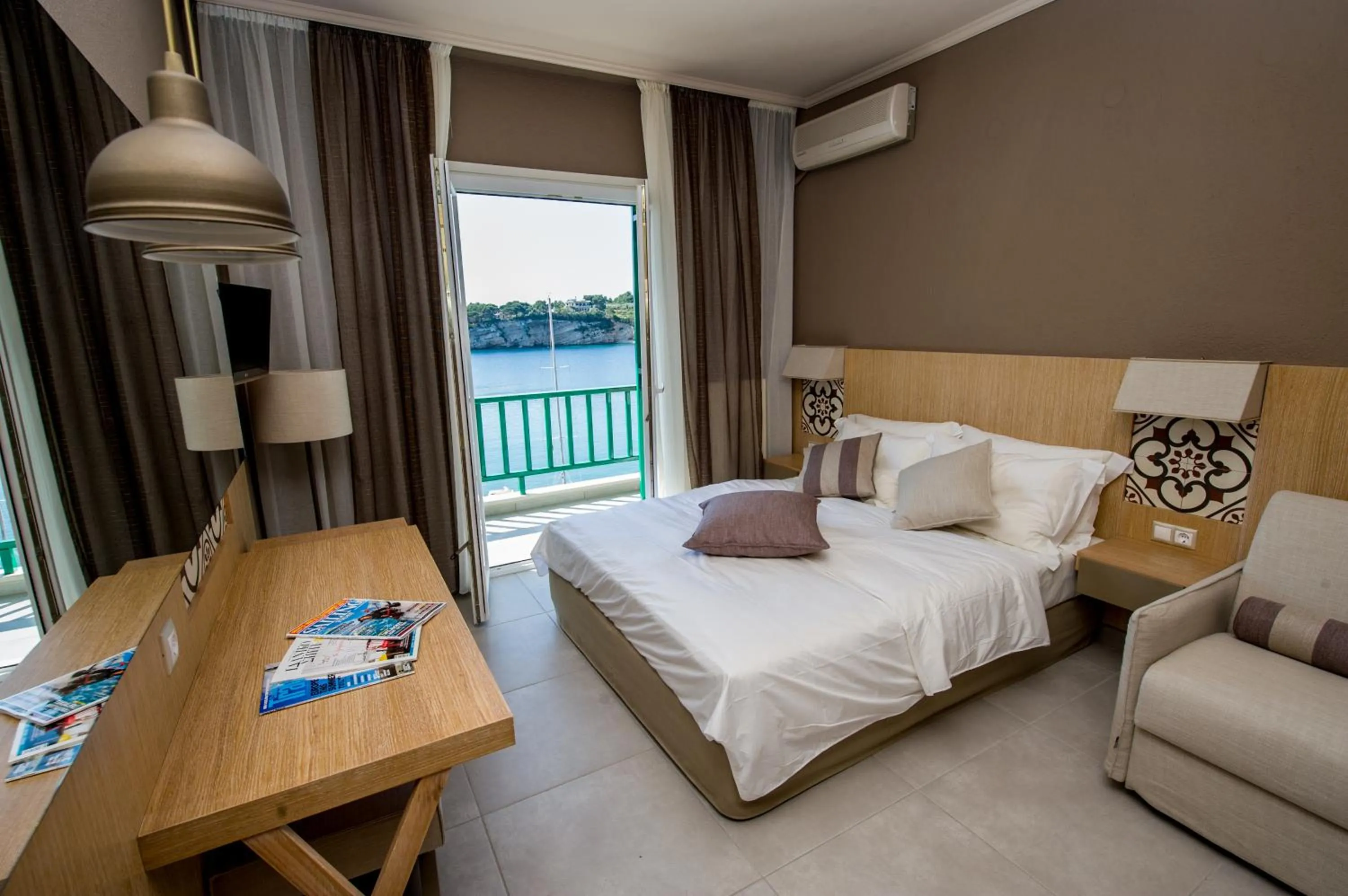 Day, Bed in Alkyon Hotel