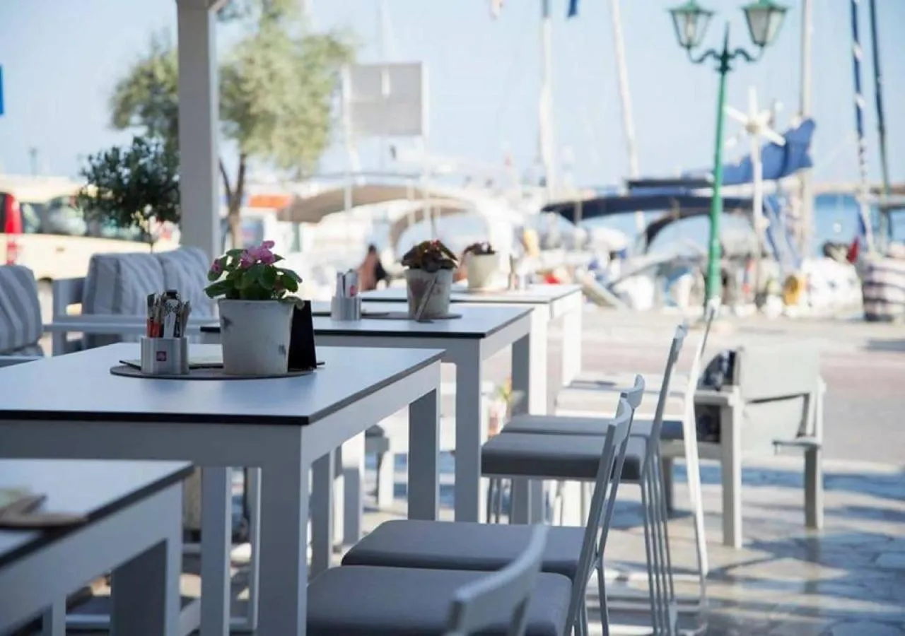 Restaurant/places to eat in Alkyon Hotel