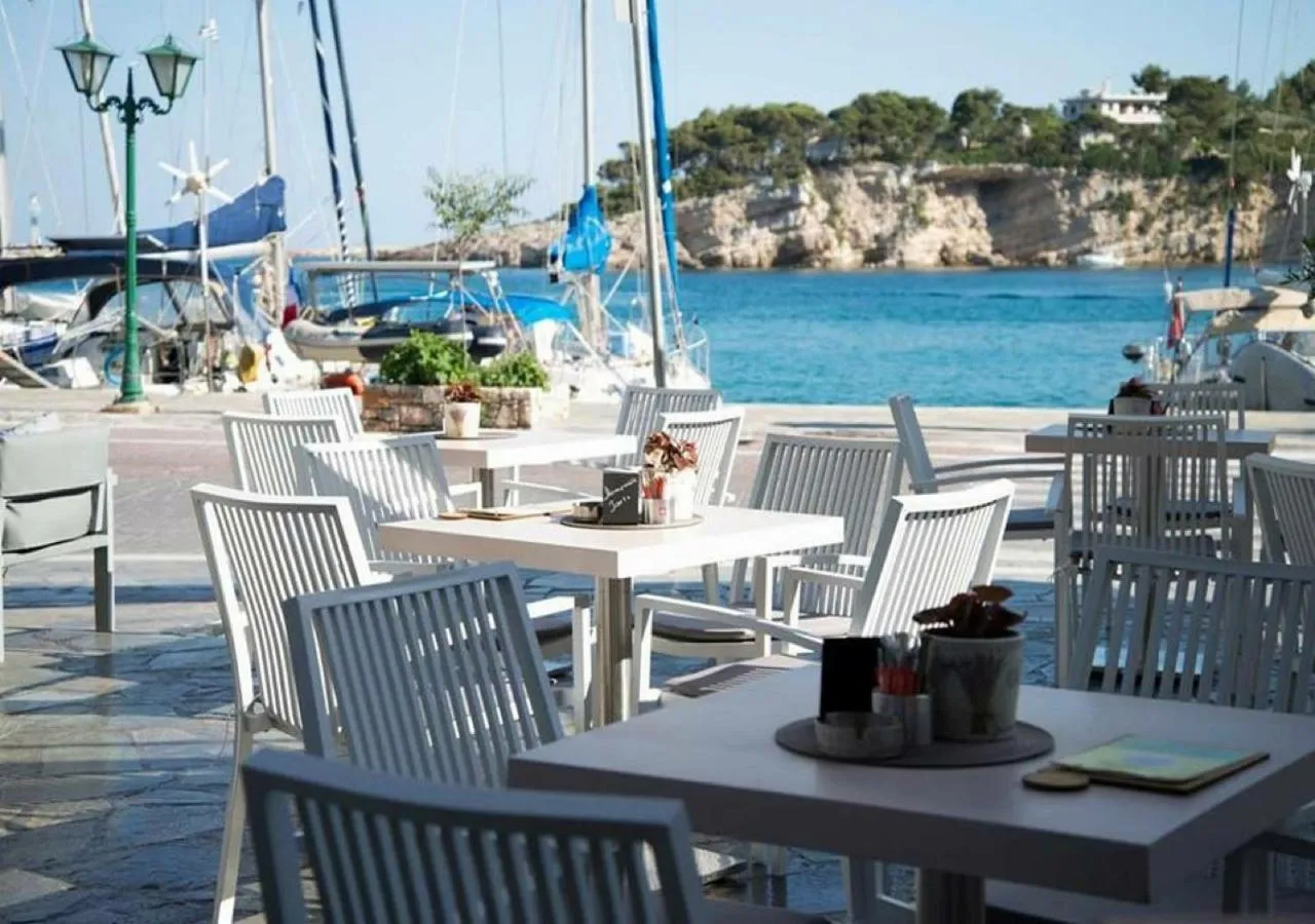 Restaurant/places to eat in Alkyon Hotel