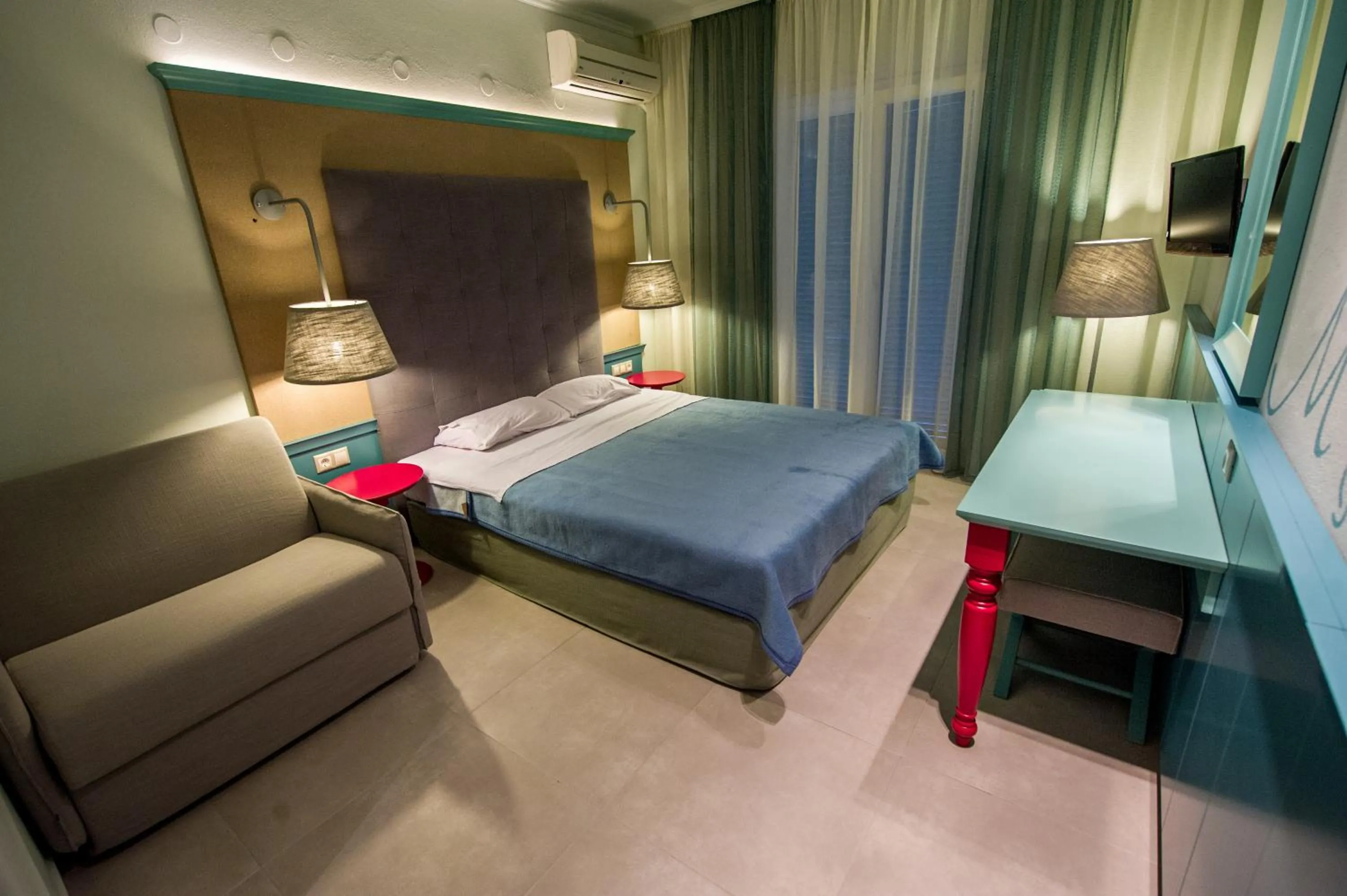Photo of the whole room, Bed in Alkyon Hotel