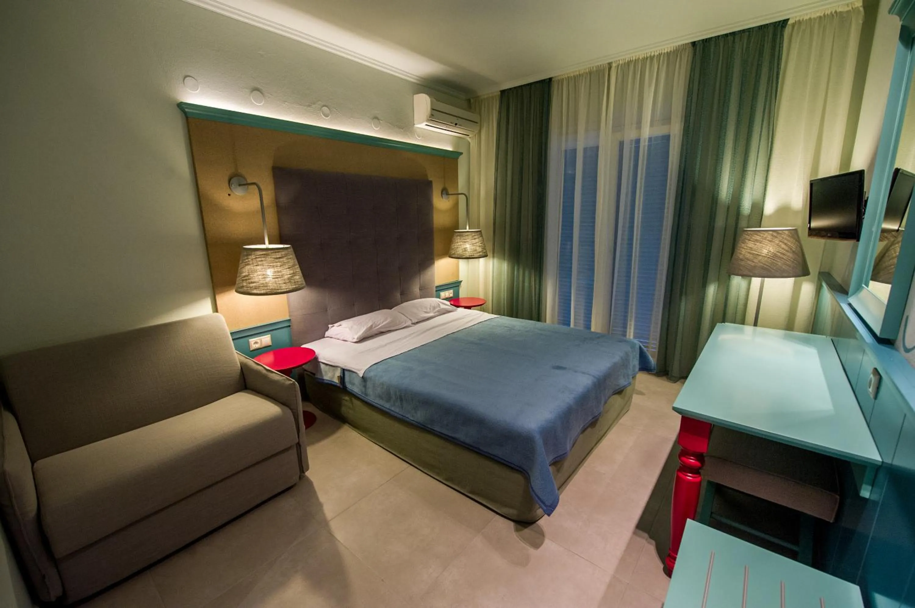 Photo of the whole room, Bed in Alkyon Hotel