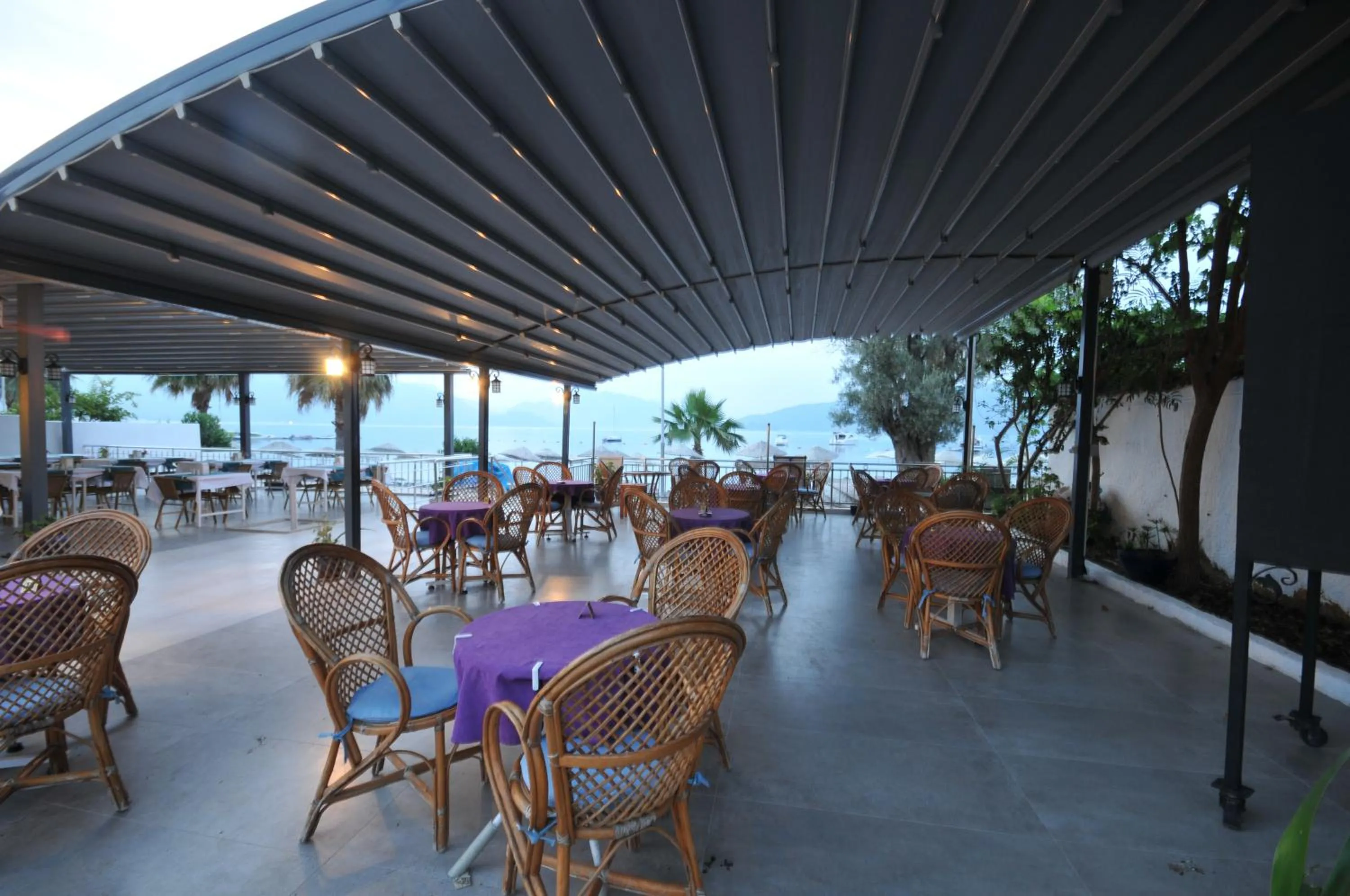 Restaurant/places to eat in Amos Hotel