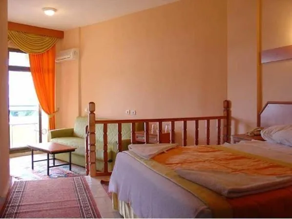 Bedroom, Bed in Amos Hotel