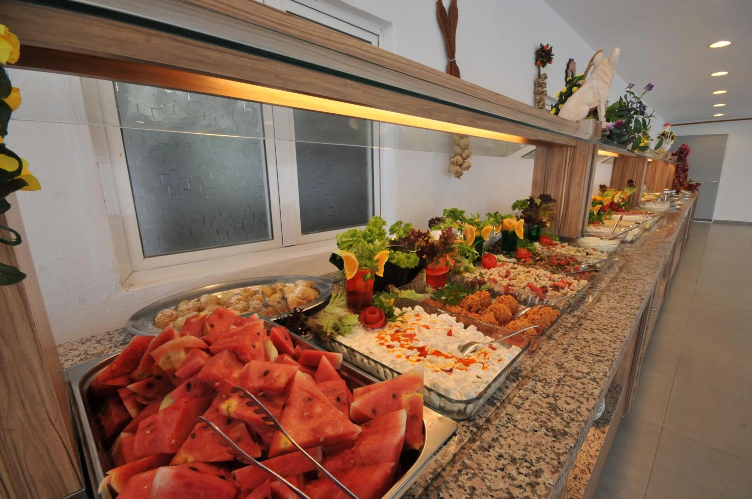 Restaurant/places to eat in Amos Hotel