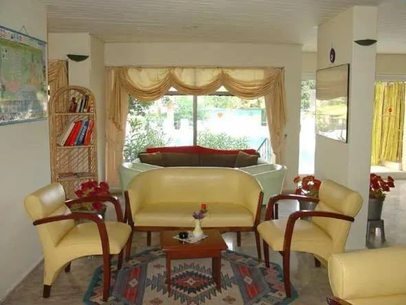 Communal lounge/ TV room in Amos Hotel