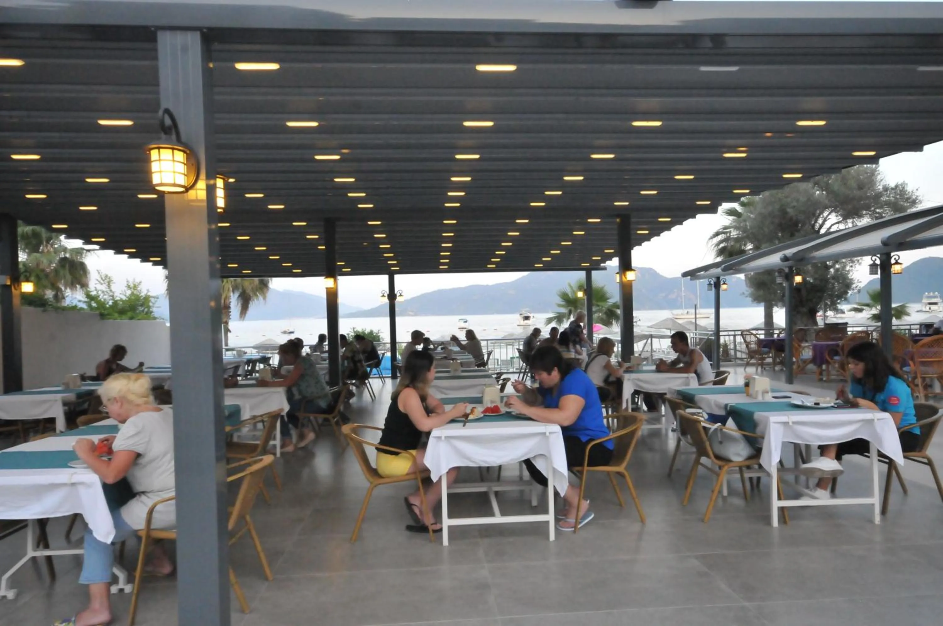 Restaurant/places to eat in Amos Hotel