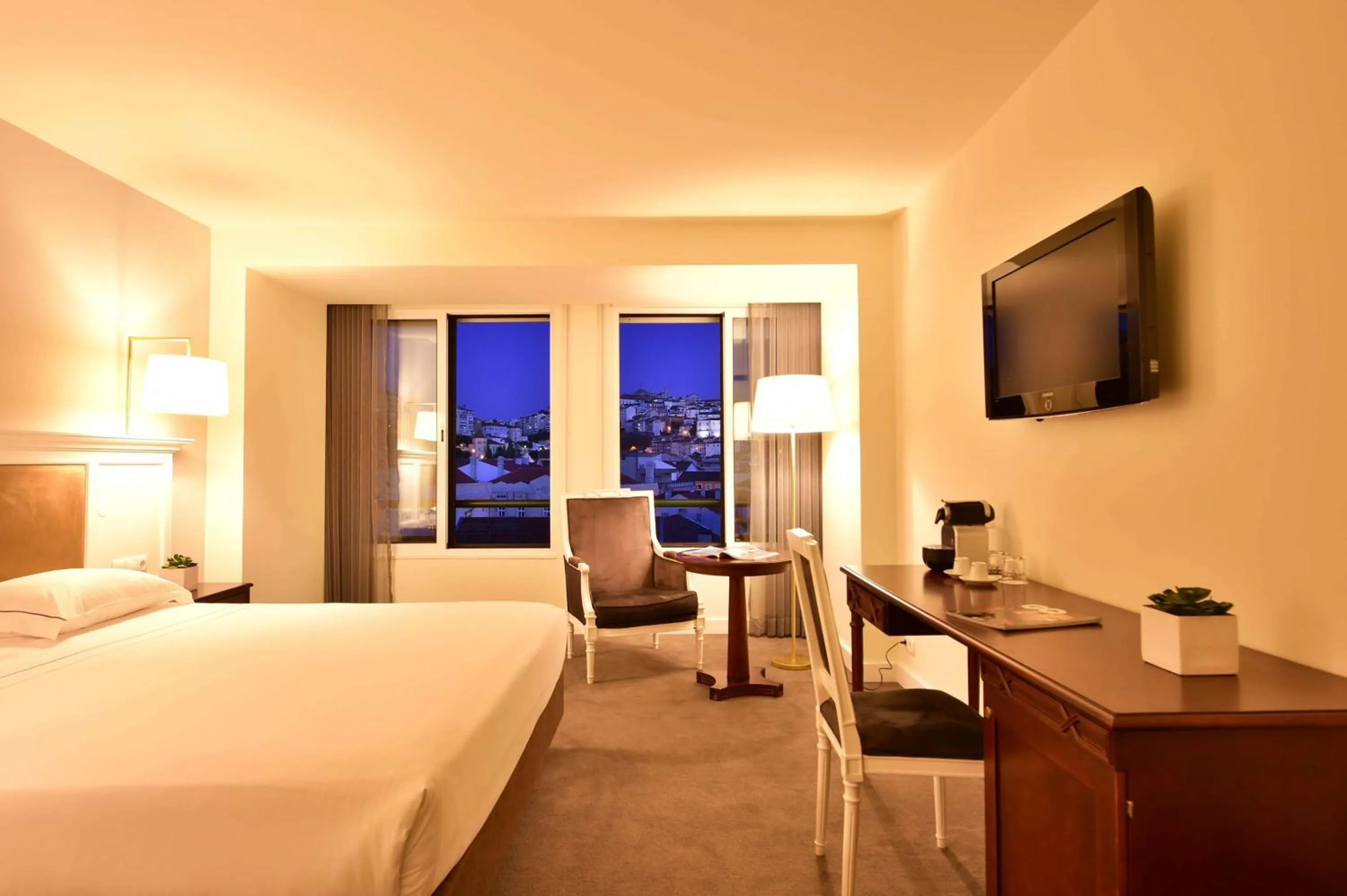 Photo of the whole room, Bed in Tivoli Coimbra Hotel