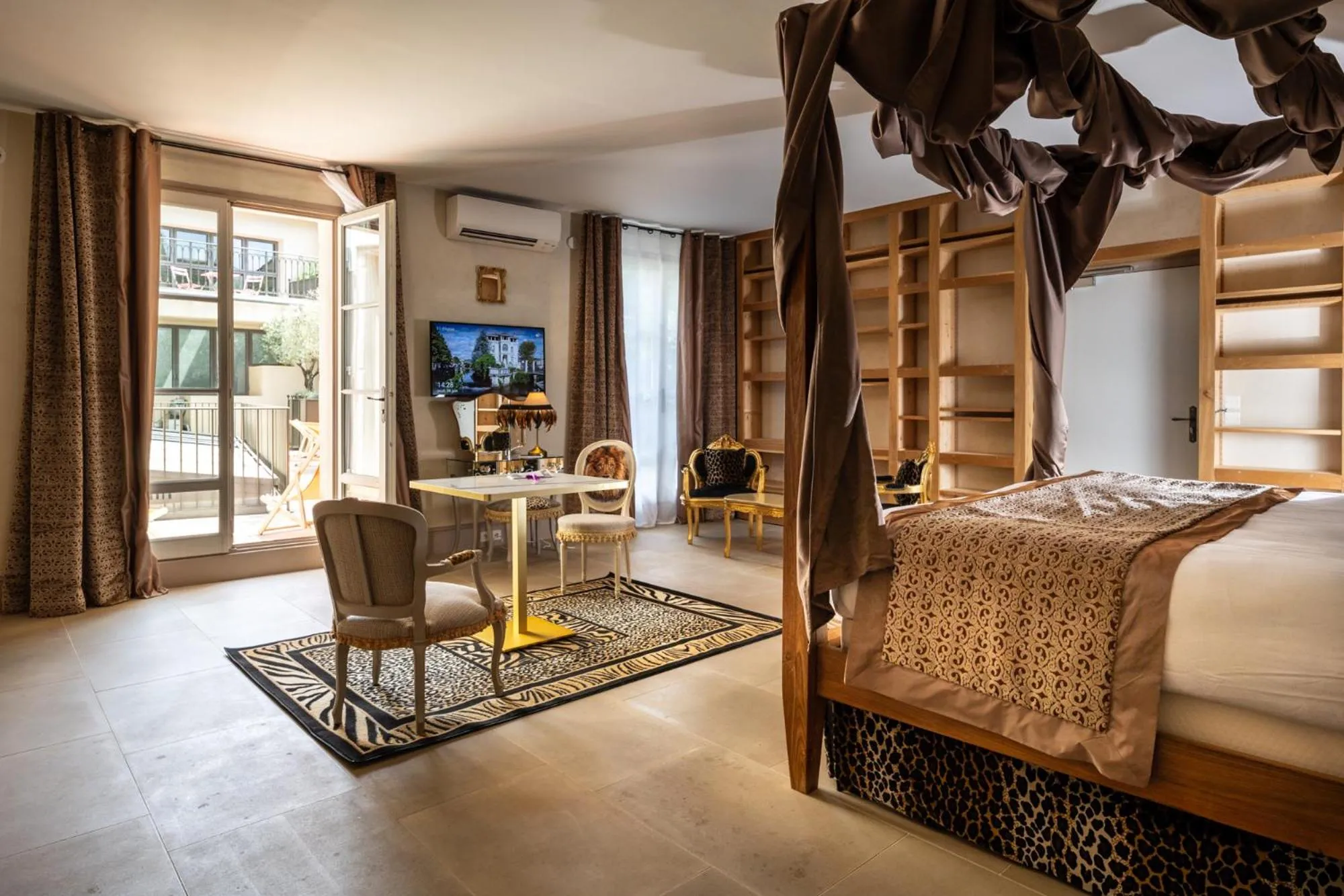 TV and multimedia, Bed in Le Clos Violette et Le 11 D'Aglaé - Appart' Hôtel de Charme Design de Luxe