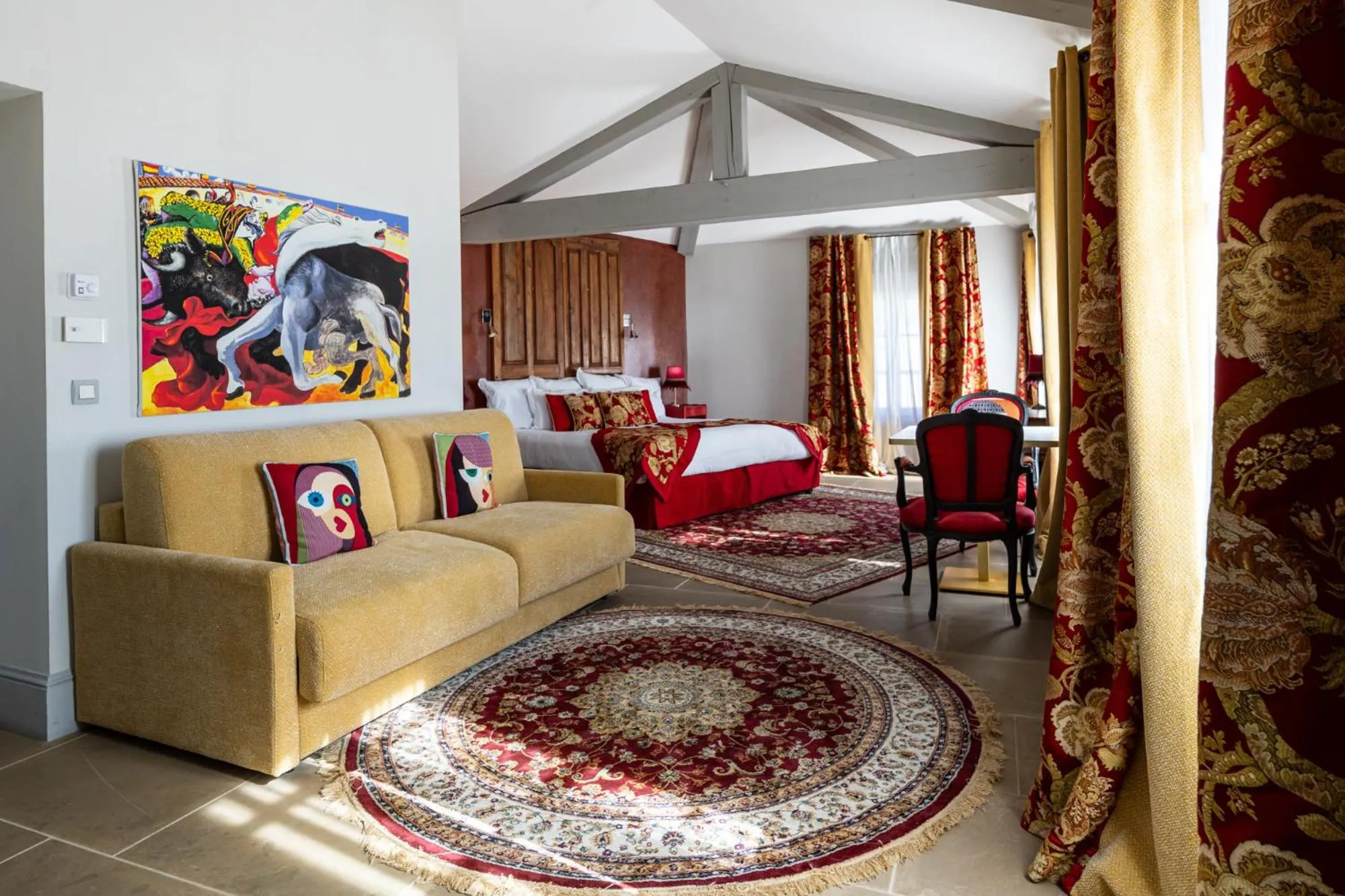 Living room, Bed in Le Clos Violette et Le 11 D'Aglaé - Appart' Hôtel de Charme Design de Luxe