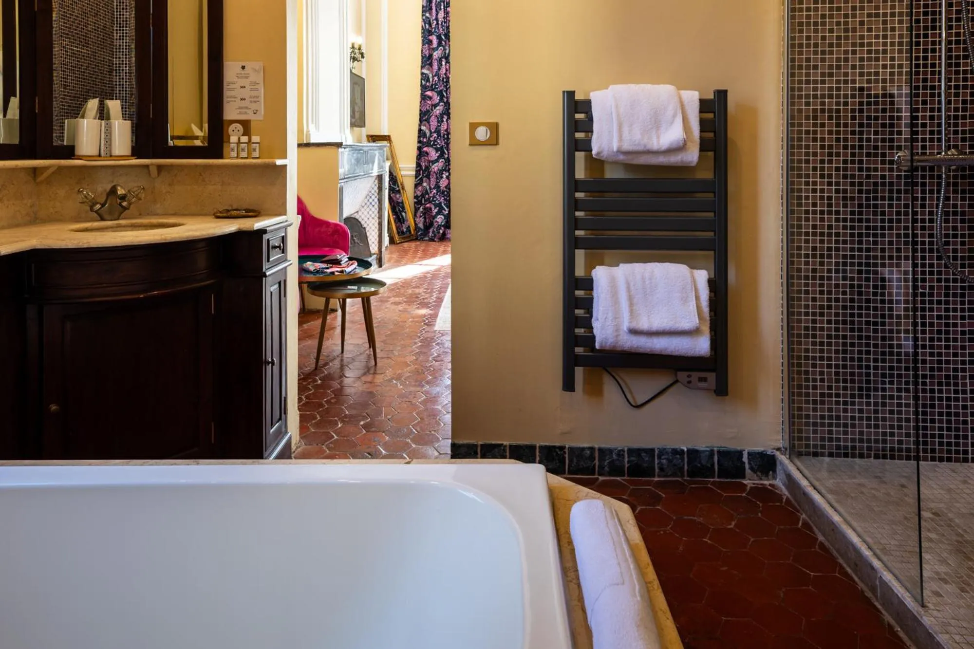 Bathroom, Bed in Le Clos Violette et Le 11 D'Aglaé - Appart' Hôtel de Charme Design de Luxe