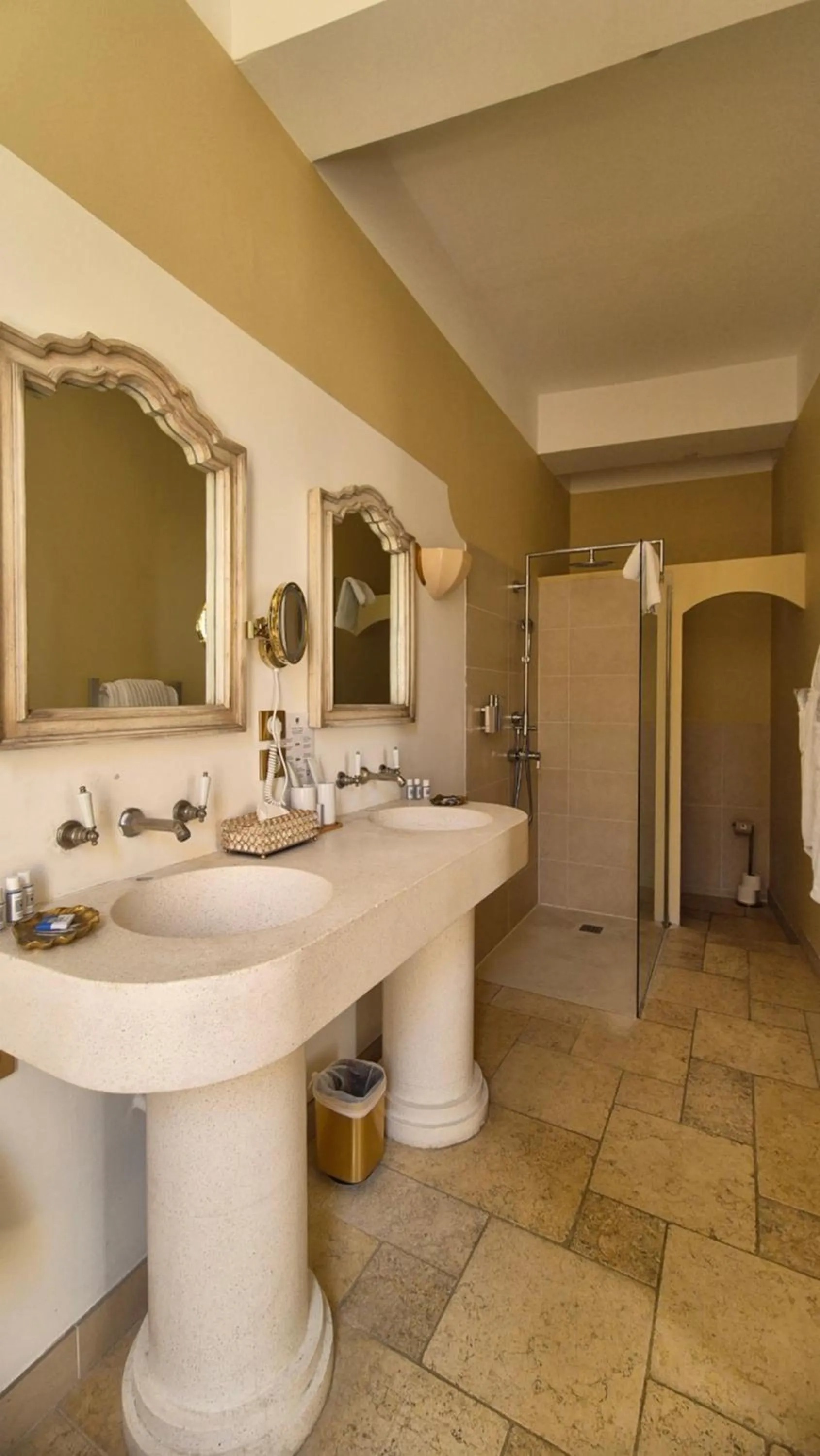 Shower in Le Clos Violette et Le 11 D'Aglaé - Appart' Hôtel de Charme Design de Luxe