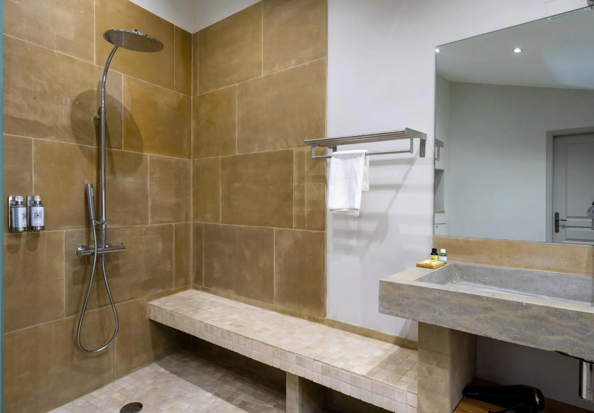 Shower in Le Clos Violette et Le 11 D'Aglaé - Appart' Hôtel de Charme Design de Luxe