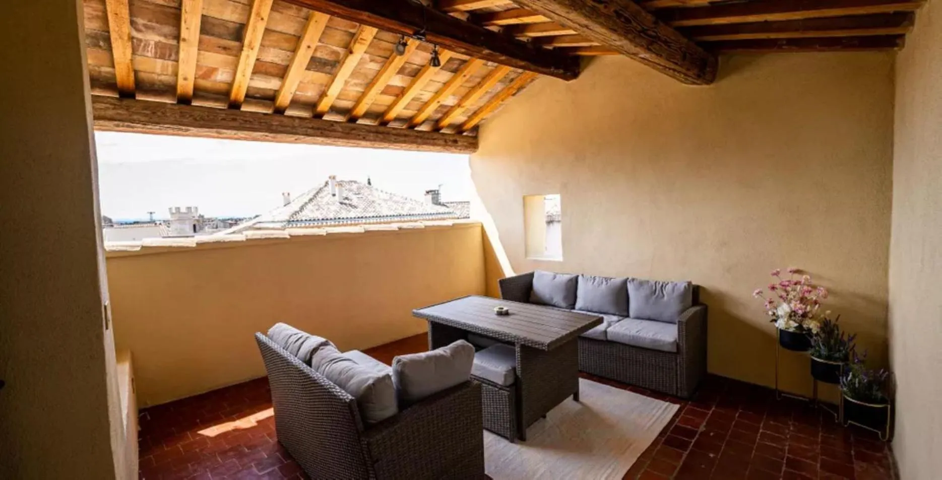 Patio in Le Clos Violette et Le 11 D'Aglaé - Hôtel de Charme Design de Luxe