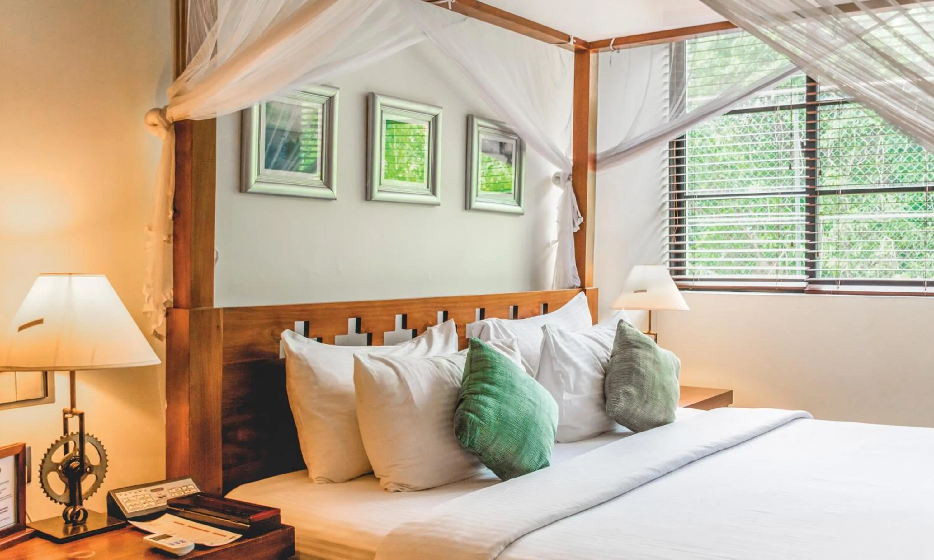 Bed in Colombo Court Hotel & Spa