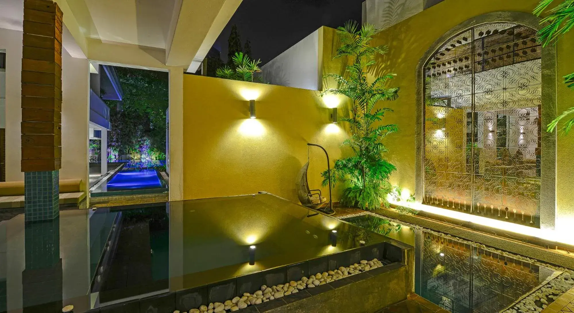 Swimming pool in Colombo Court Hotel & Spa Swimming pool in Colombo Court Hotel & Spa