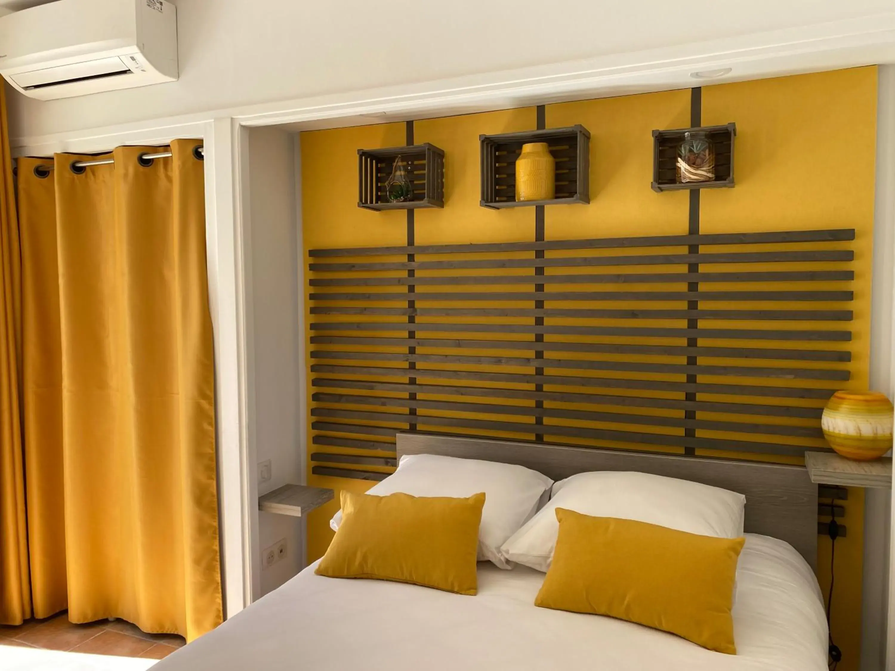 Double Room with Sea View and Terrace in Hotel Le Ceinturon Double Room with Sea View and Terrace in Hotel Le Ceinturon