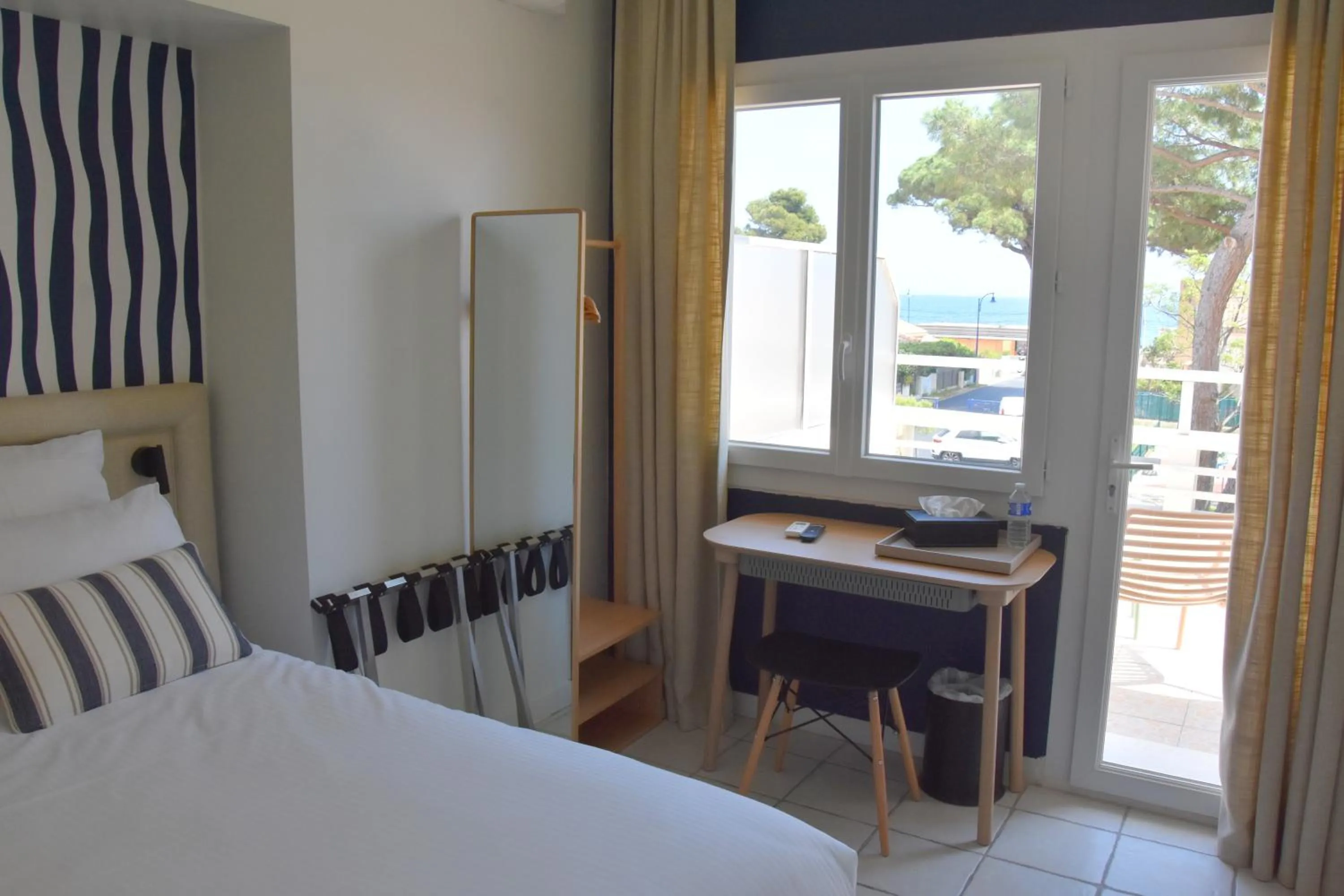 Bed in LOGIS Hotel Restaurant Le KALLISTE