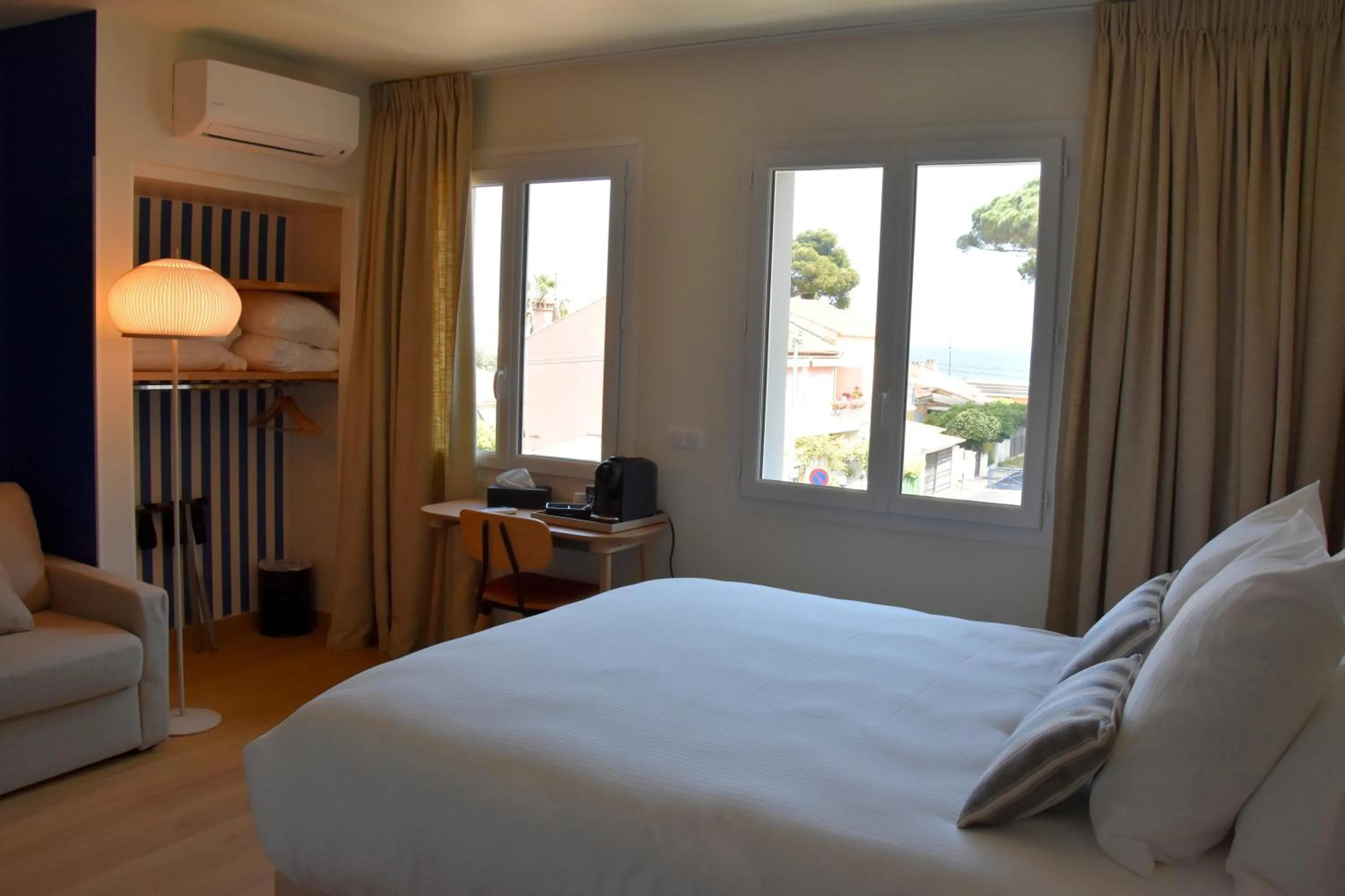 Bed in LOGIS Hotel Restaurant Le KALLISTE