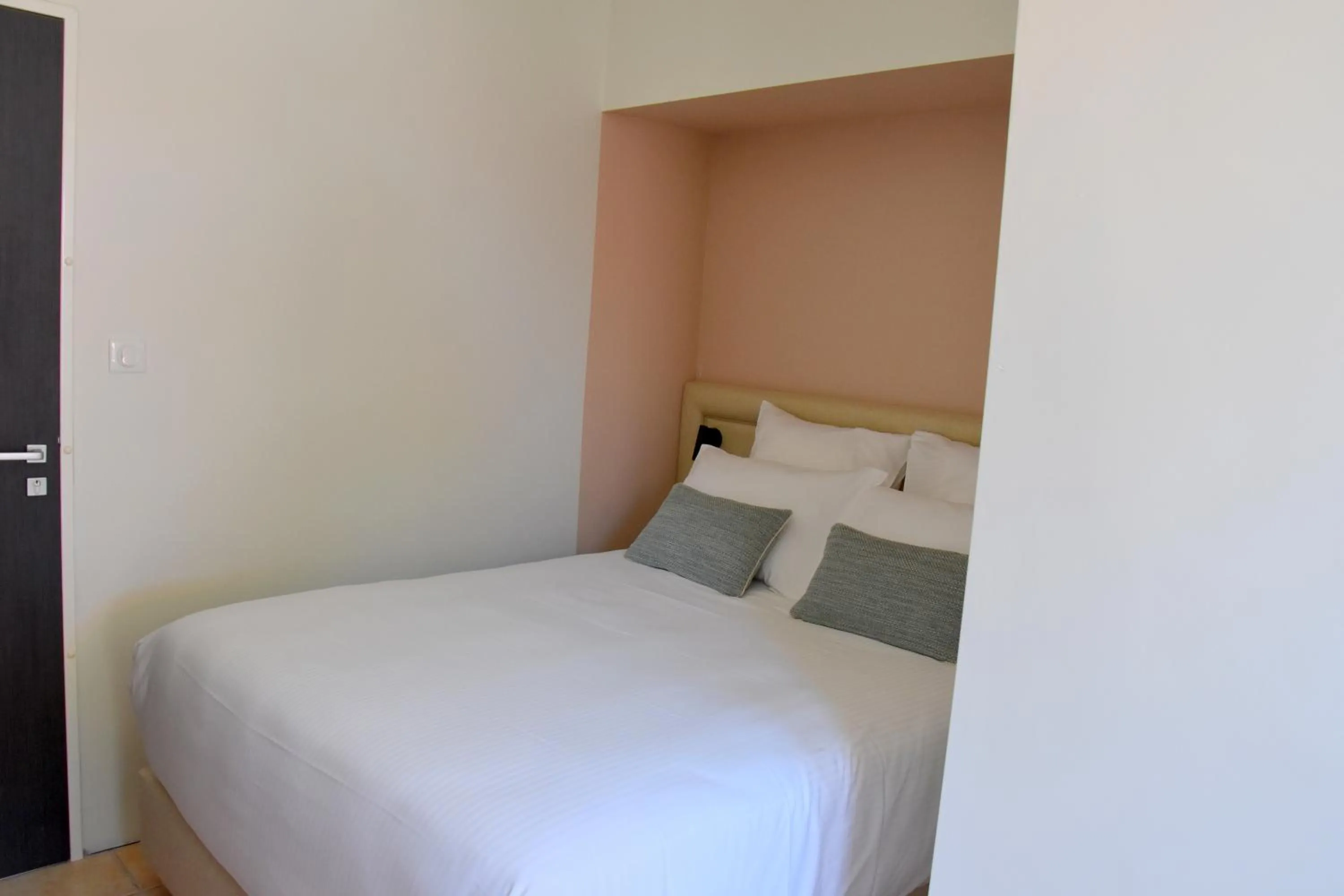 Bed in LOGIS Hotel Restaurant Le KALLISTE