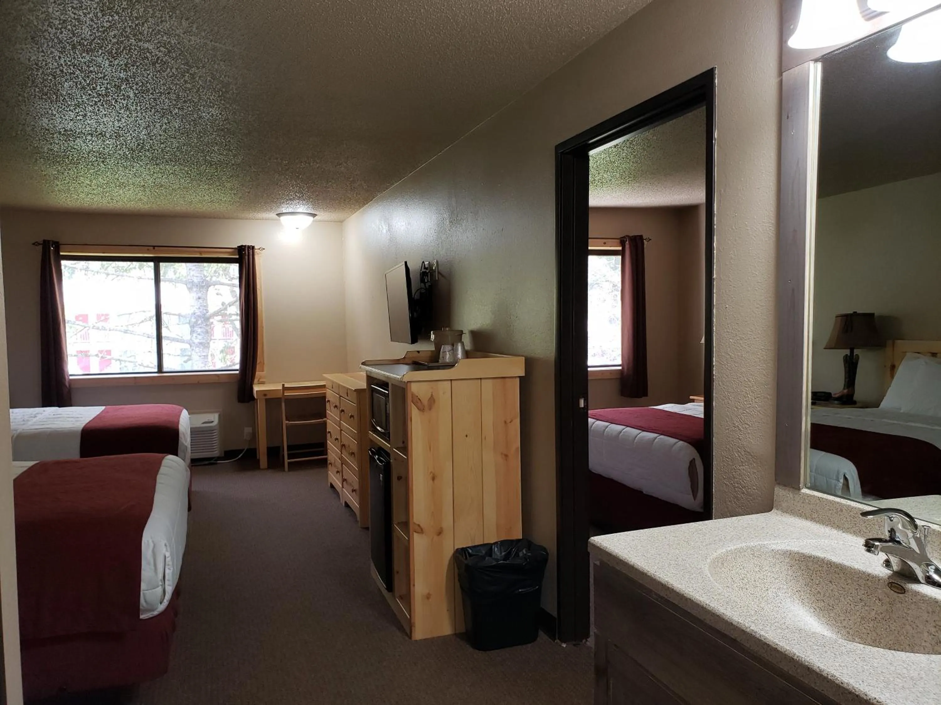 Photo of the whole room, Bed in Woodside Dells Hotel & Suites