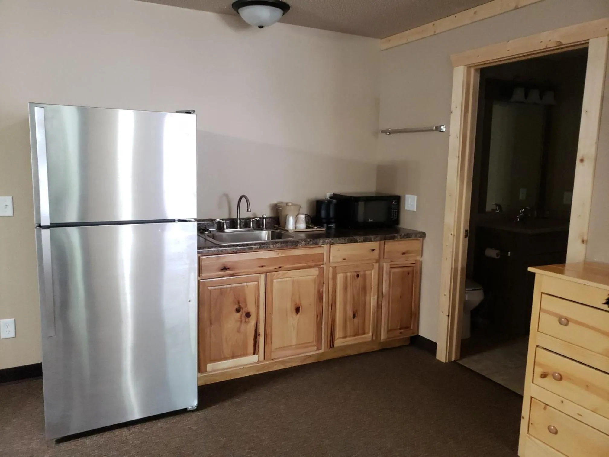 Kitchen or kitchenette in Woodside Dells Hotel & Suites