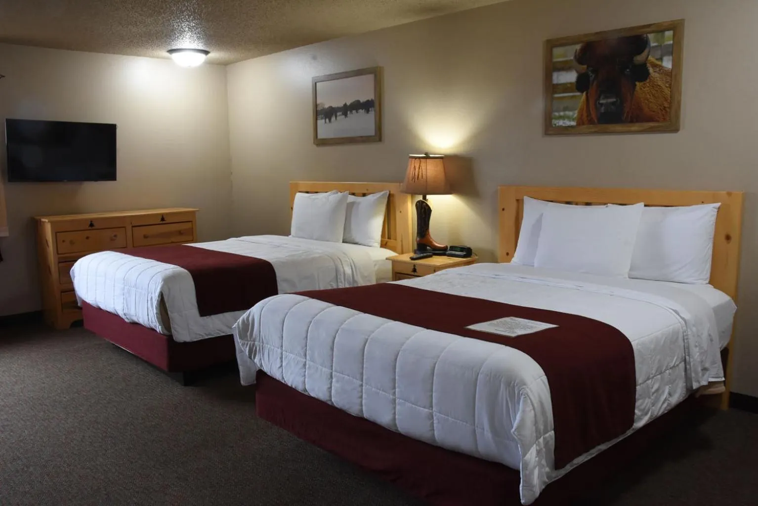 Guests, Bed in Woodside Dells Hotel & Suites