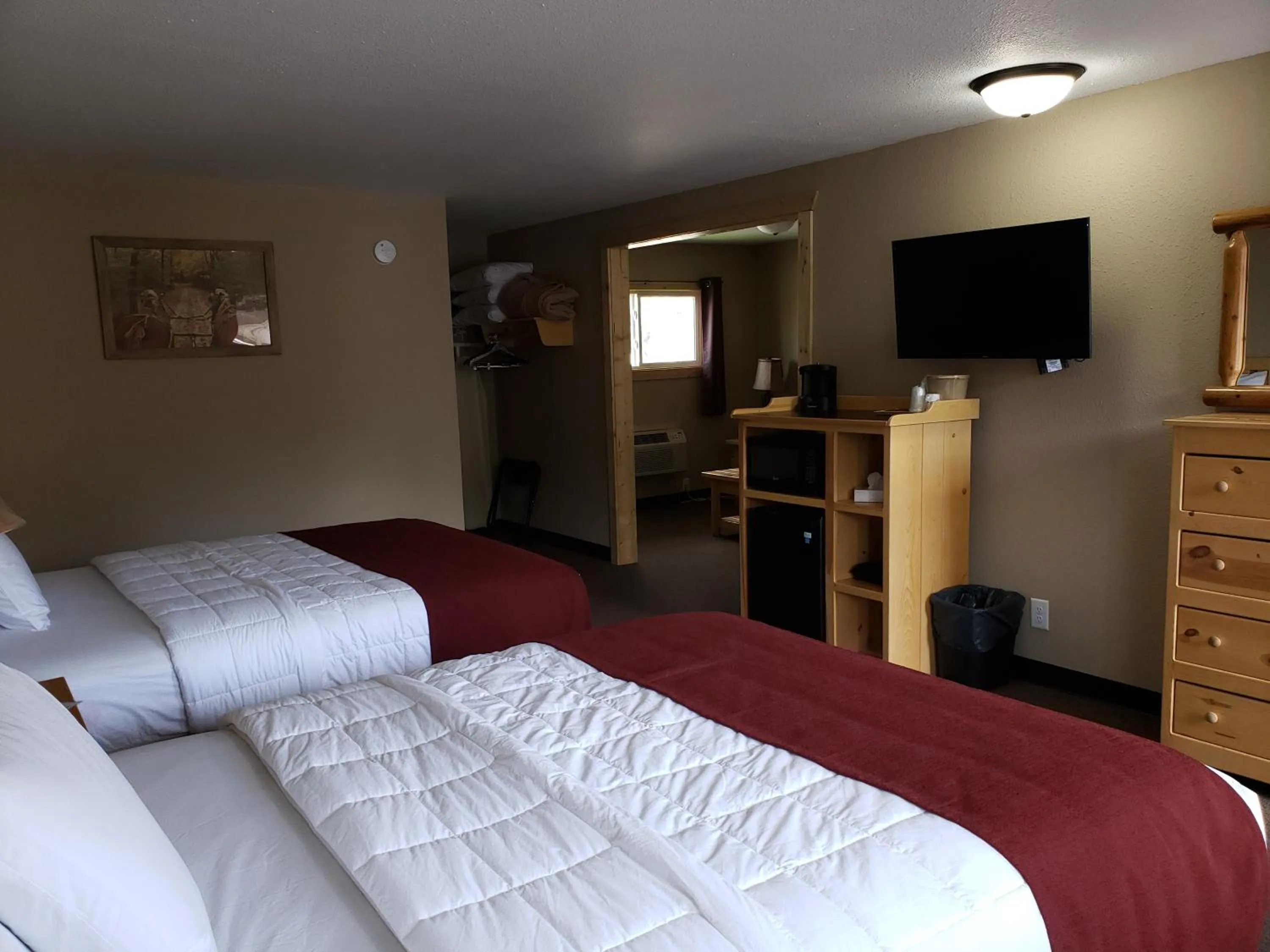 Photo of the whole room, Bed in Woodside Dells Hotel & Suites