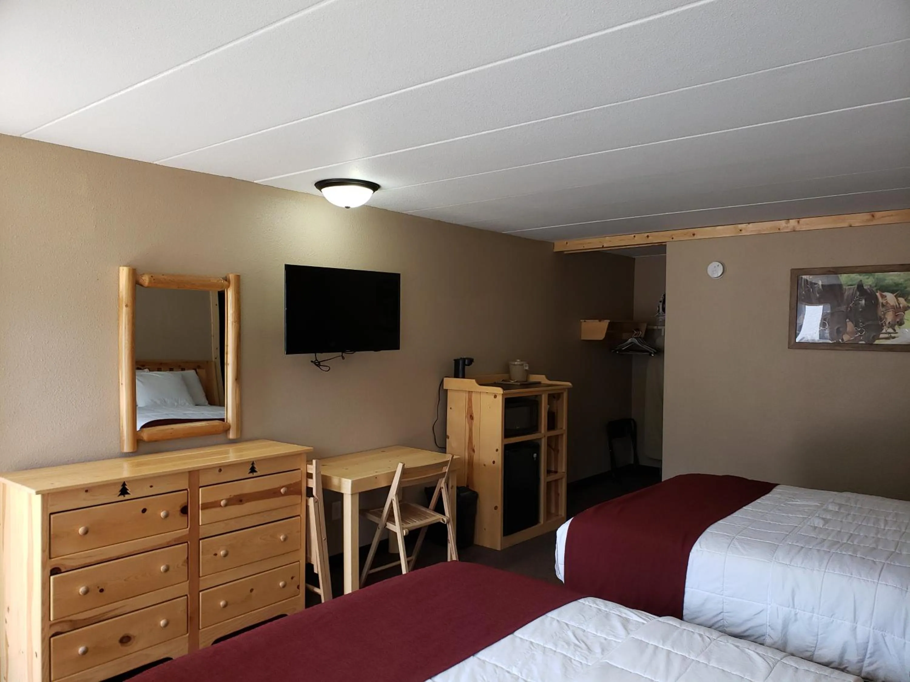 Photo of the whole room, Bed in Woodside Dells Hotel & Suites