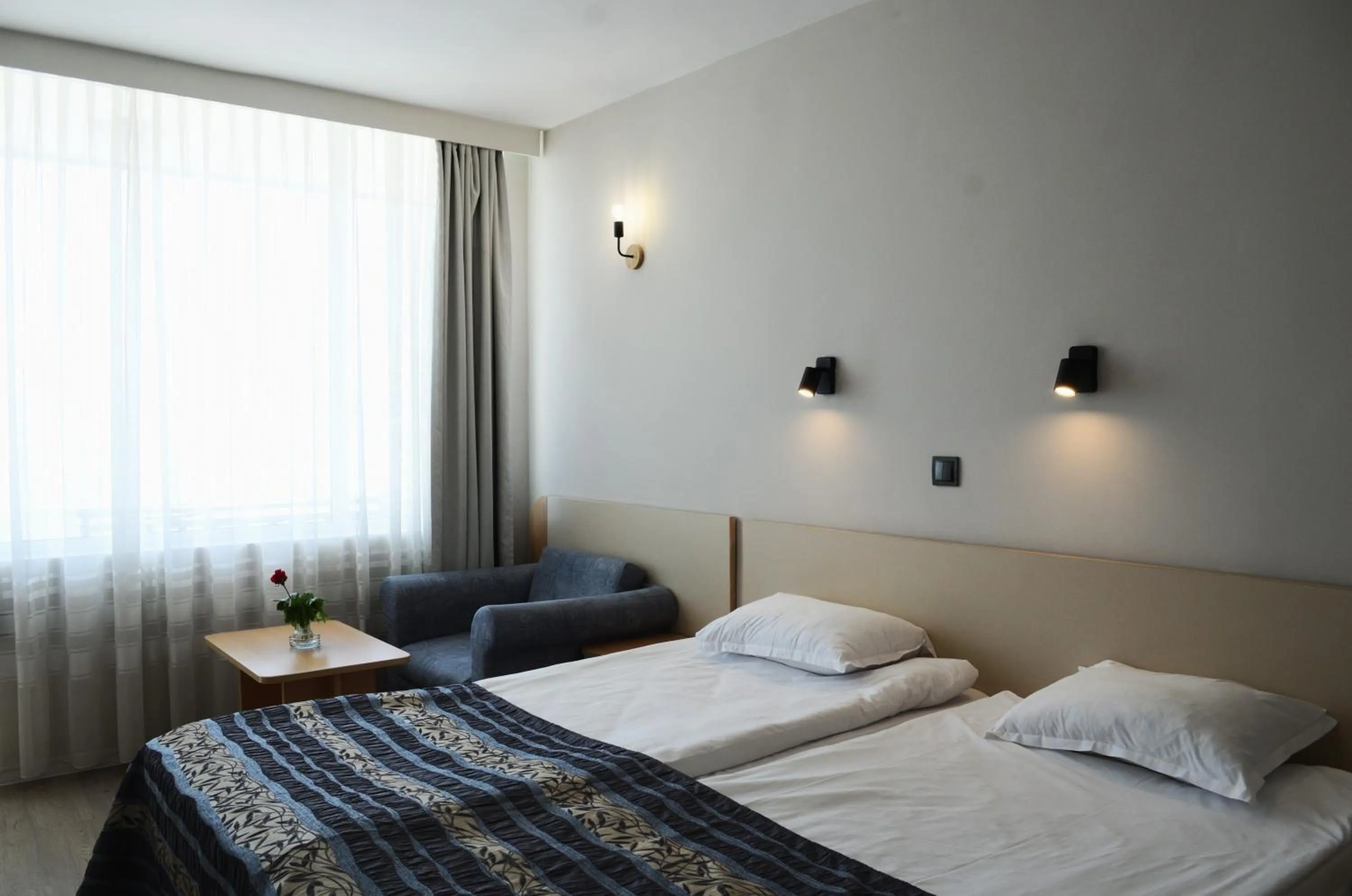 Bed in Hotel Oasis - Beach Access