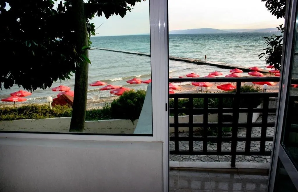 Day in Hotel Oasis - Beach Access