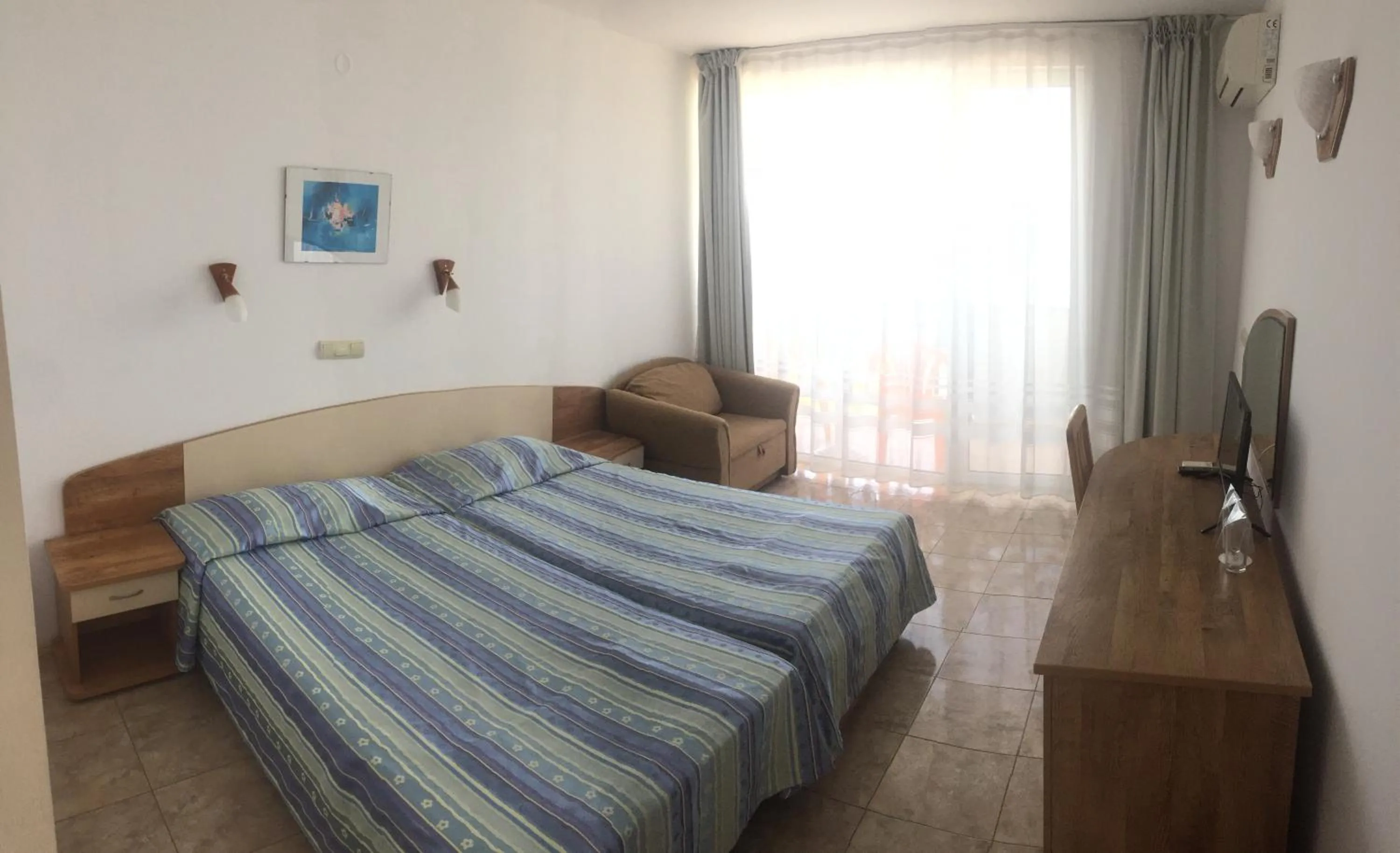 Bed in Hotel Oasis - Beach Access